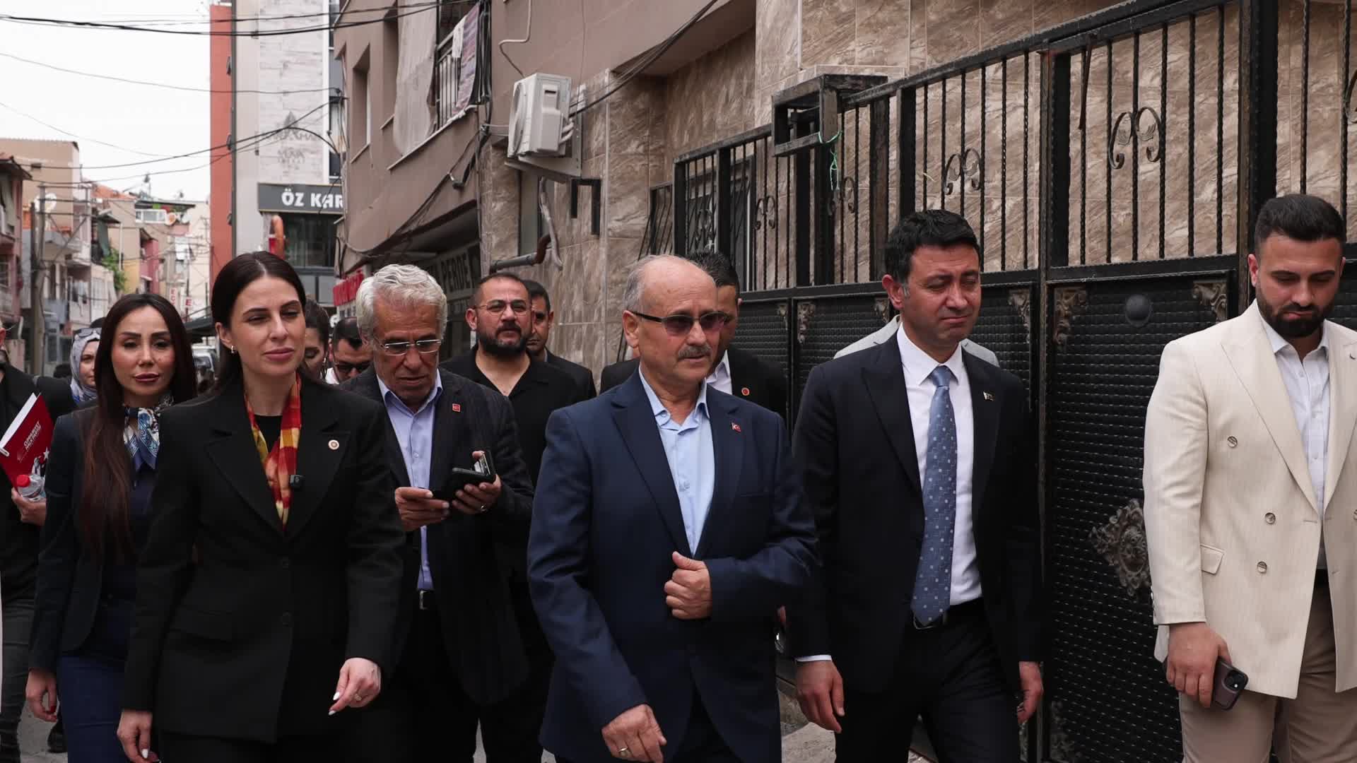 CHP’li Özcan Bayraklı’da esnaf ve yurttaşları dinledi