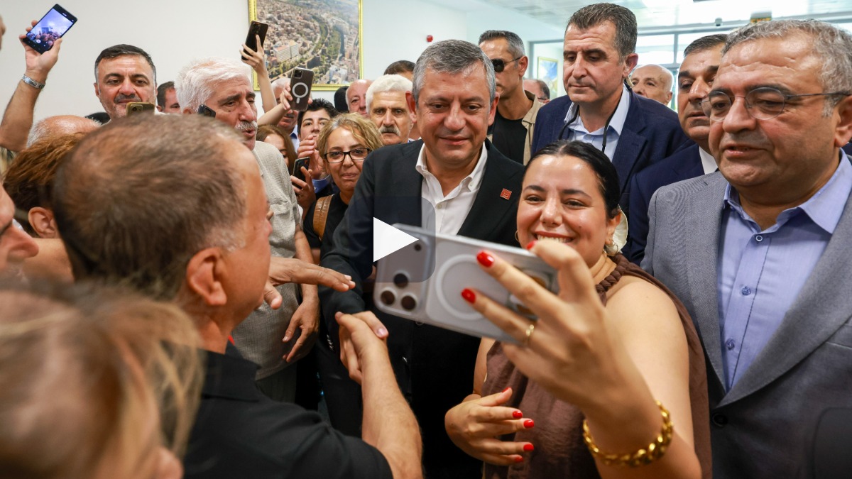 Diyarbakır’a gelen Özgür Özel havalimanında zılgıtlarla karşılandı