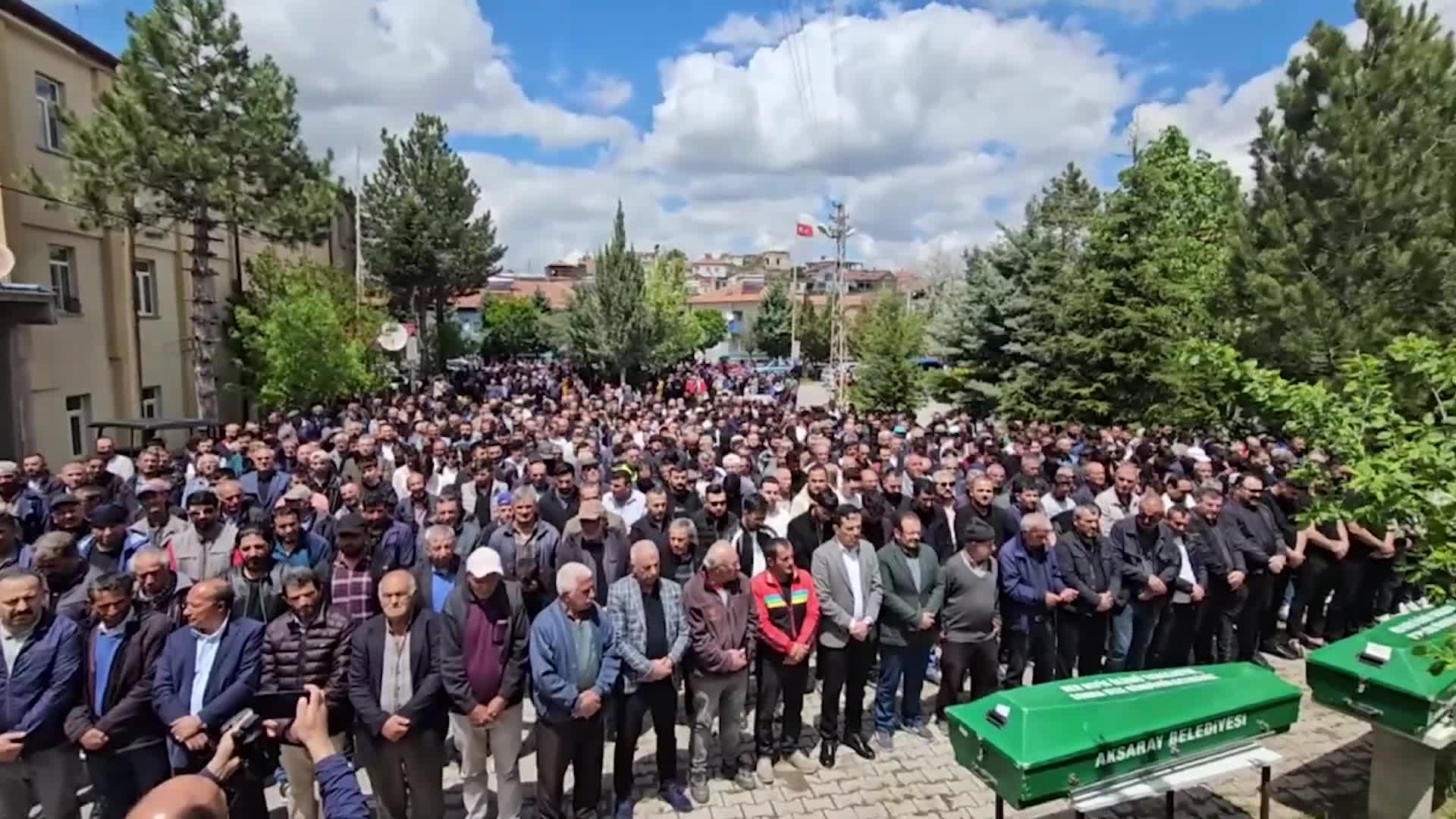 Aksaray'da temizlemek için girdikleri kuyuda hayatını kaybeden 3 kişinin cenazesi toprağa verildi