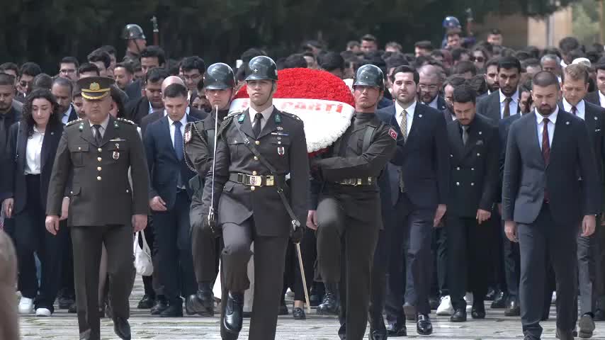 Müsavat Dervişoğlu, partisinin gençlik kollarıyla Anıtkabir'i ziyaret etti