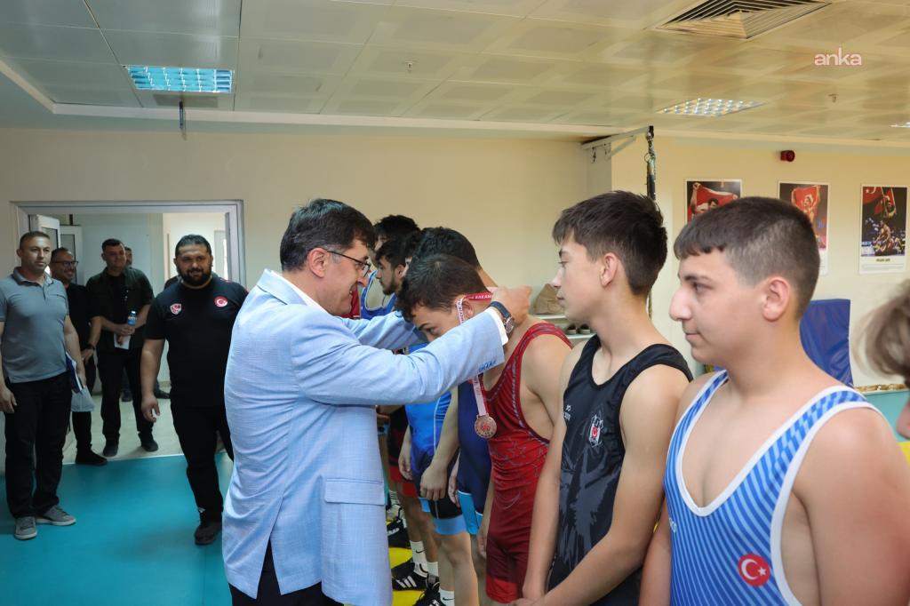 Kütahya Belediye Başkanı Kahveci'den genç sporculara ziyaret