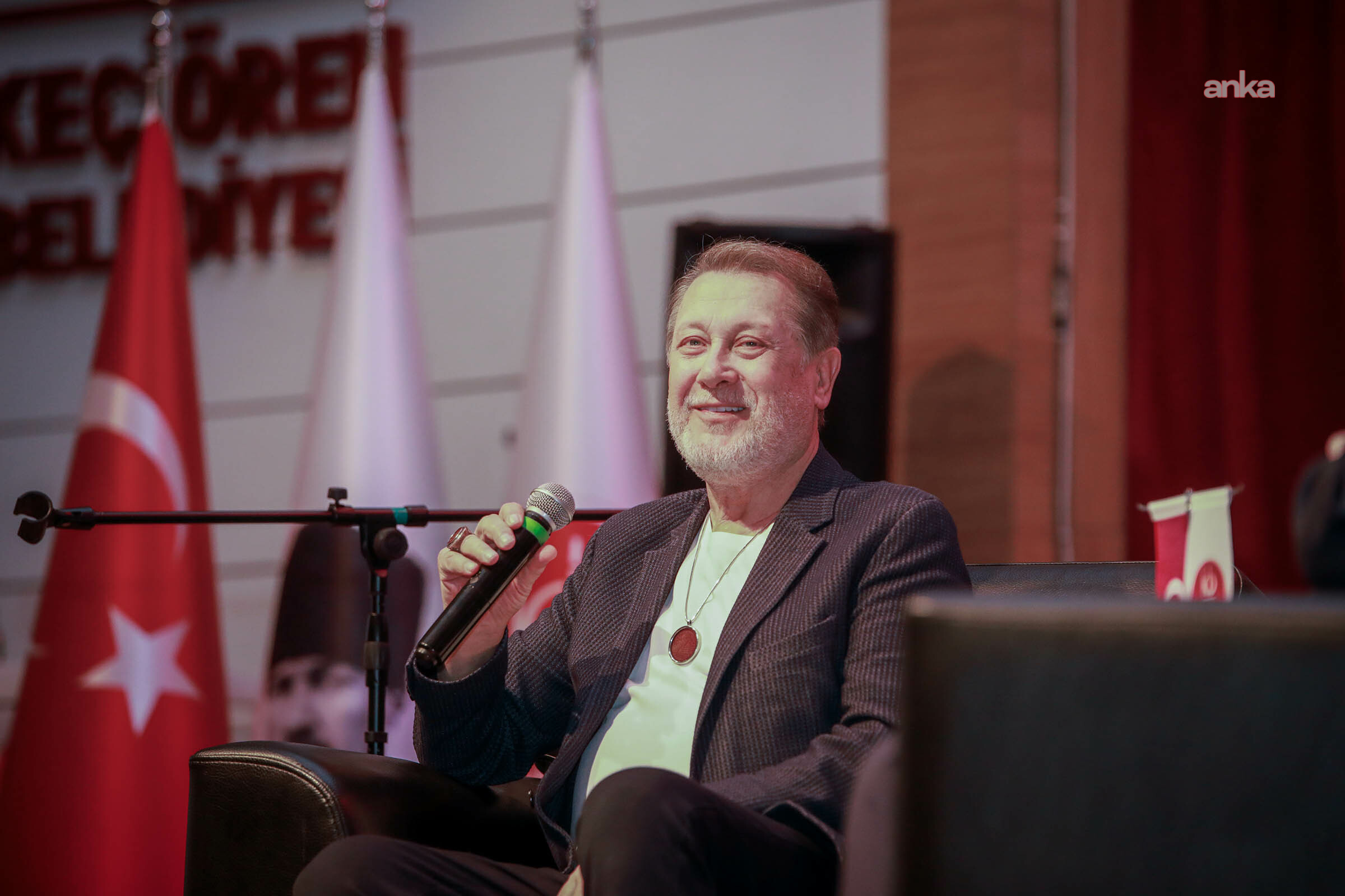 Keçiören'de “Ahmet Özhan Konseri ve Söyleşi Programı”na yoğun katılım