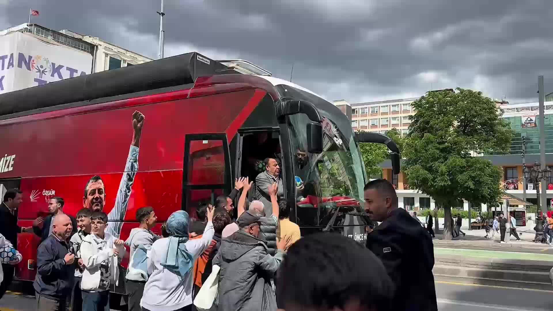 Adnan Beker, Ankara'da şehir turu atarak vatandaşları bayramlaşmaya davet etti