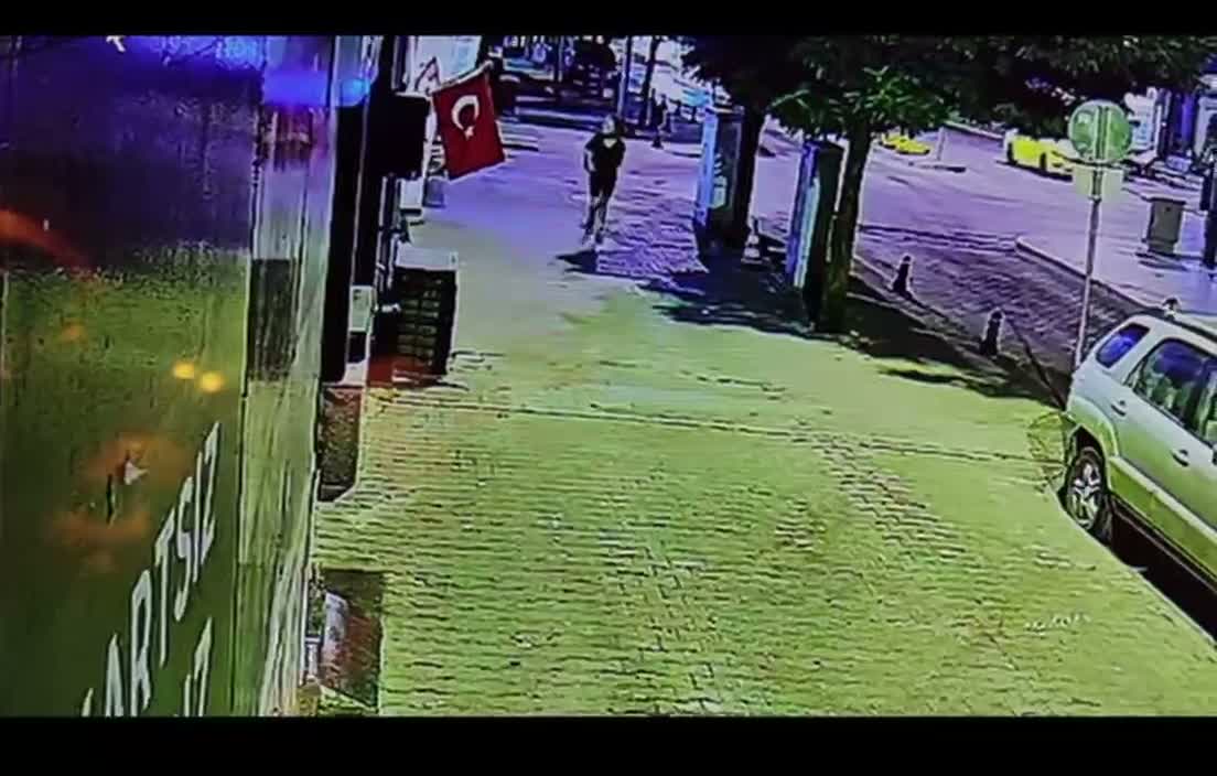 Muğla’da Türk bayrağını yakan kadın güvenlik kamerasında
