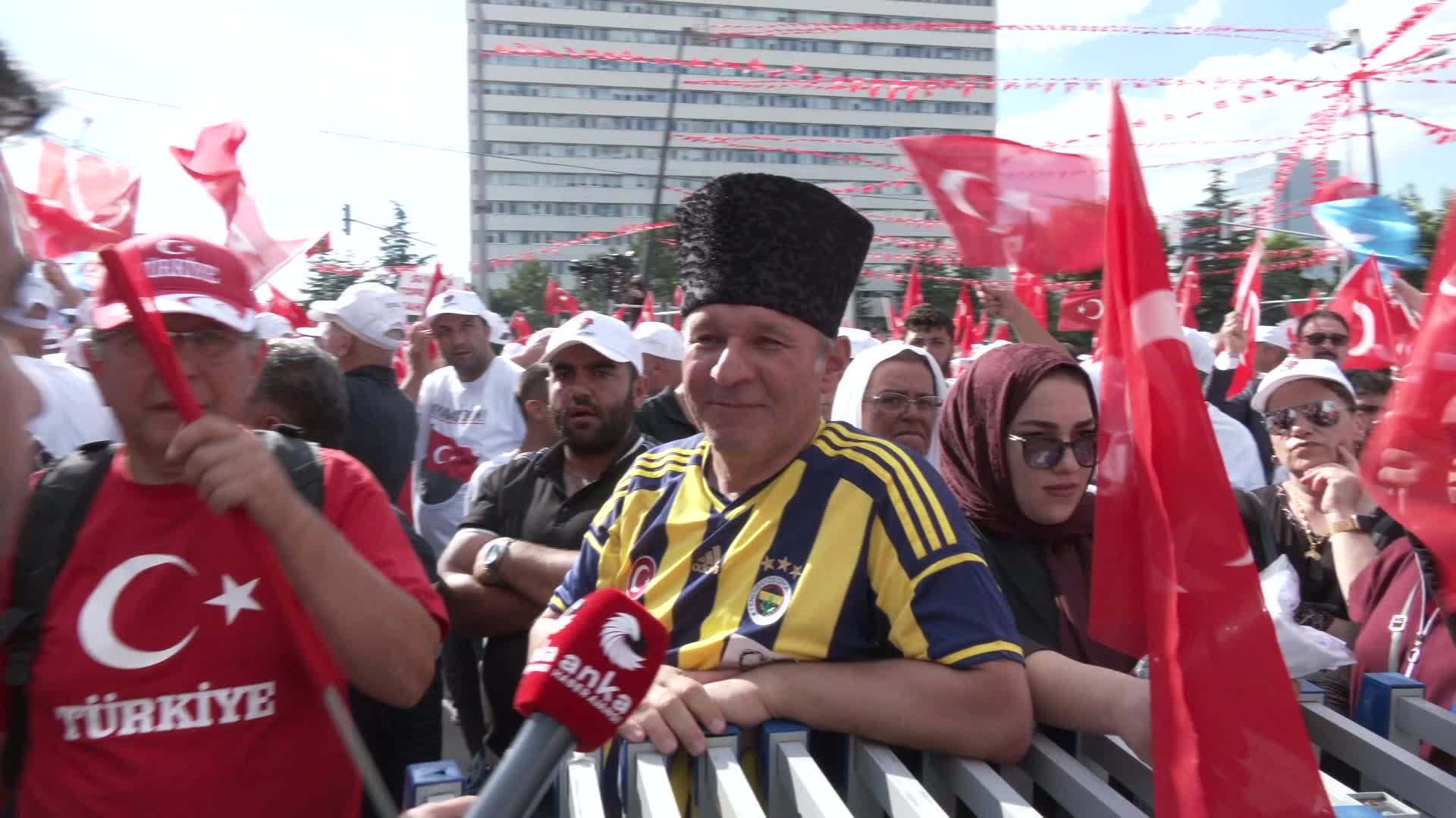 İYİ Parti'den "Bayrak Açıyorum" mitingi... Mitinge katılan vatandaş: Çocuklarım, geleceğim ve  torunlarım için buradayım