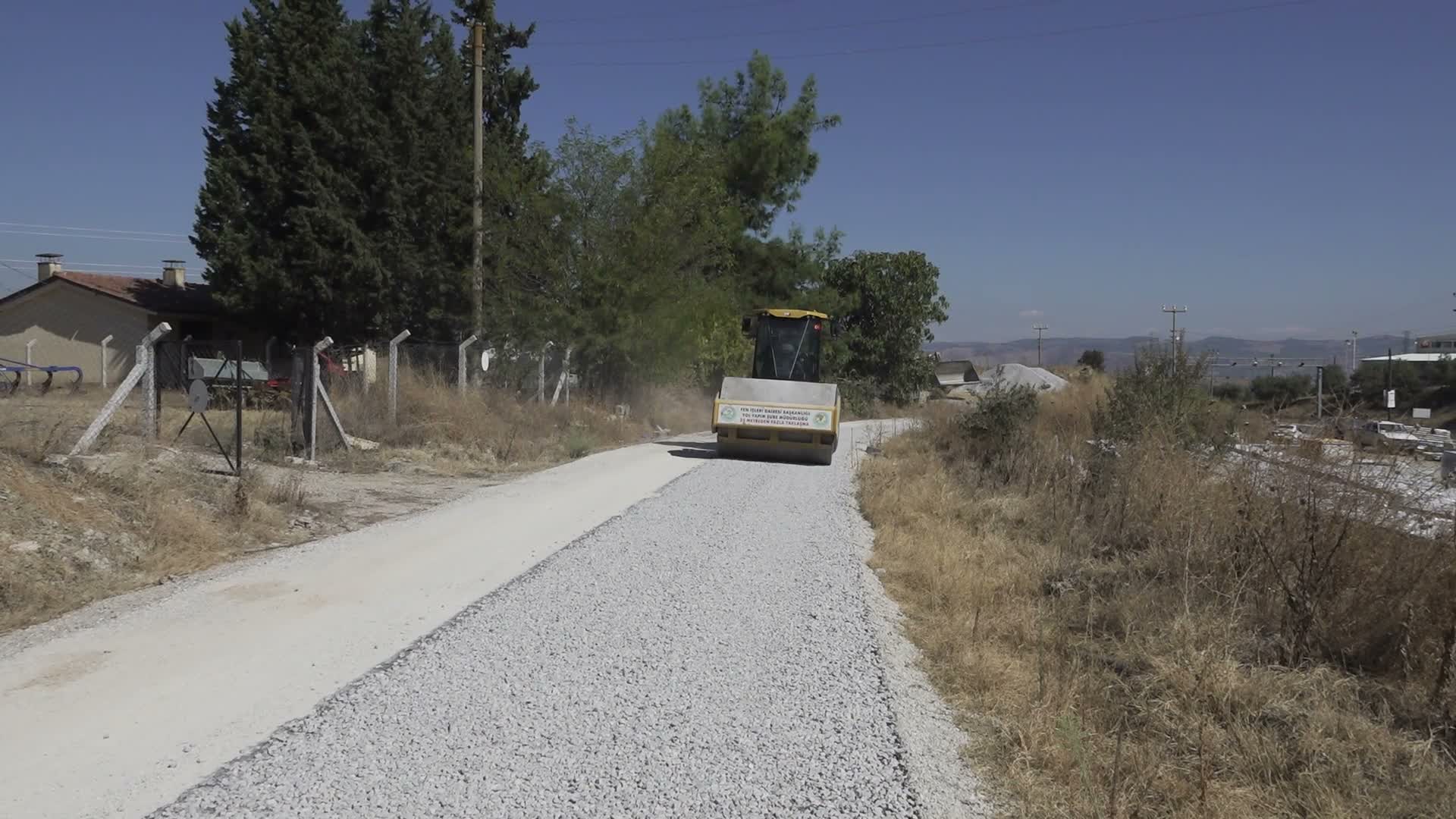 Manisa Büyükşehir Belediyesi, Köprübaşı’nda iki mahallenin yollarını yeniledi