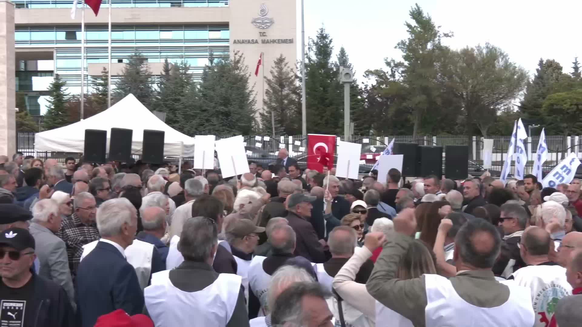 AYM önünde erişim engellerine karşı eylem: "Türkiye'yi sansürle susturamasınız"