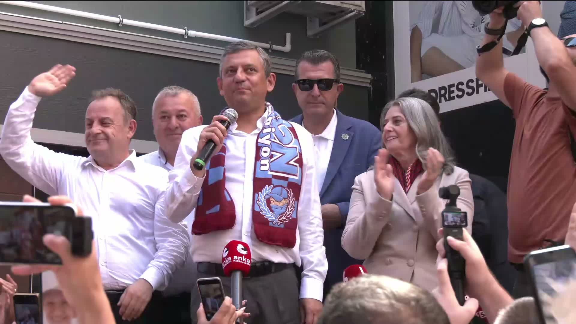 Özgür Özel: "Filistinli bebeklerin katili çıkıp da iç politikaya bizi alet etmeye kalkarsa 87 milyon karşısında dimdik ayaktayız"
