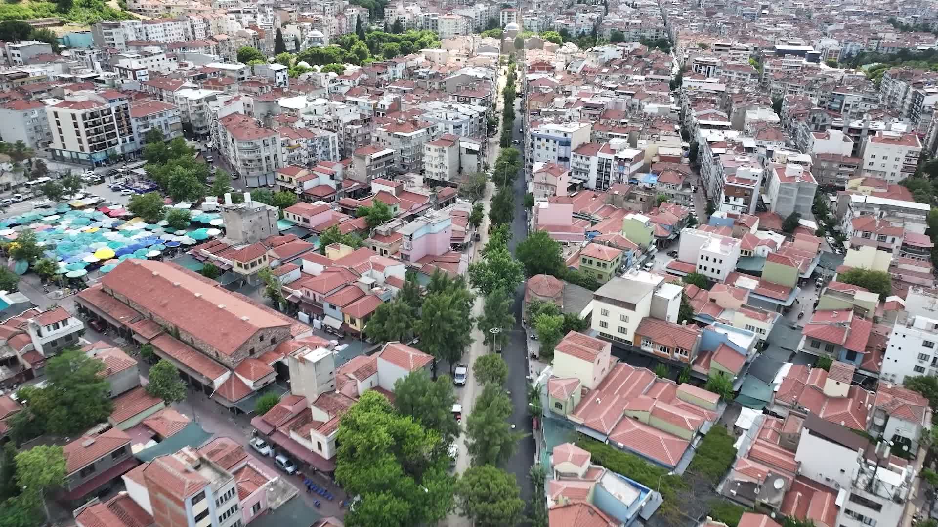 Manisa Büyükşehir Belediyesi, Çarşı Bulvarı’nda sıcak asfalt serimine başladı