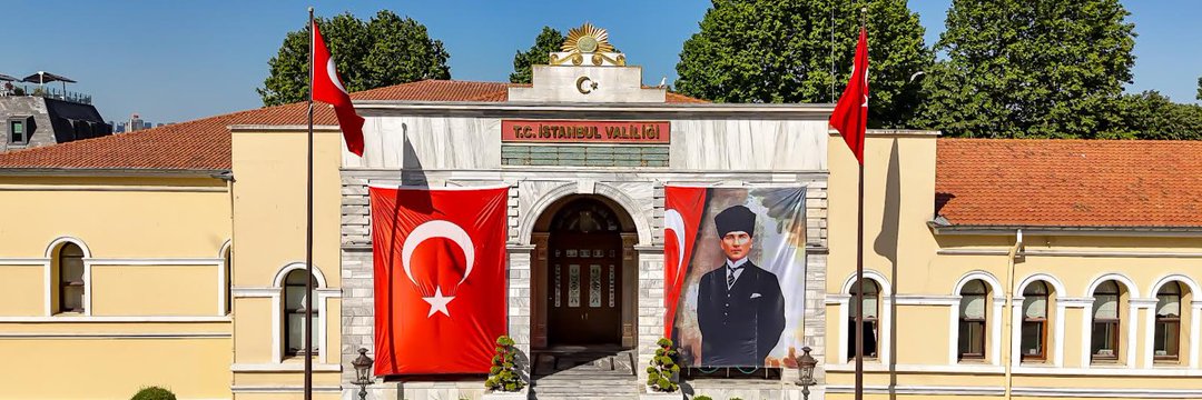 İstanbul Valiliği: Çatalca yakınlarında özel uçuş okulu eğitim uçağı düştü, uçağın pilotu hafif yaralı kurtuldu