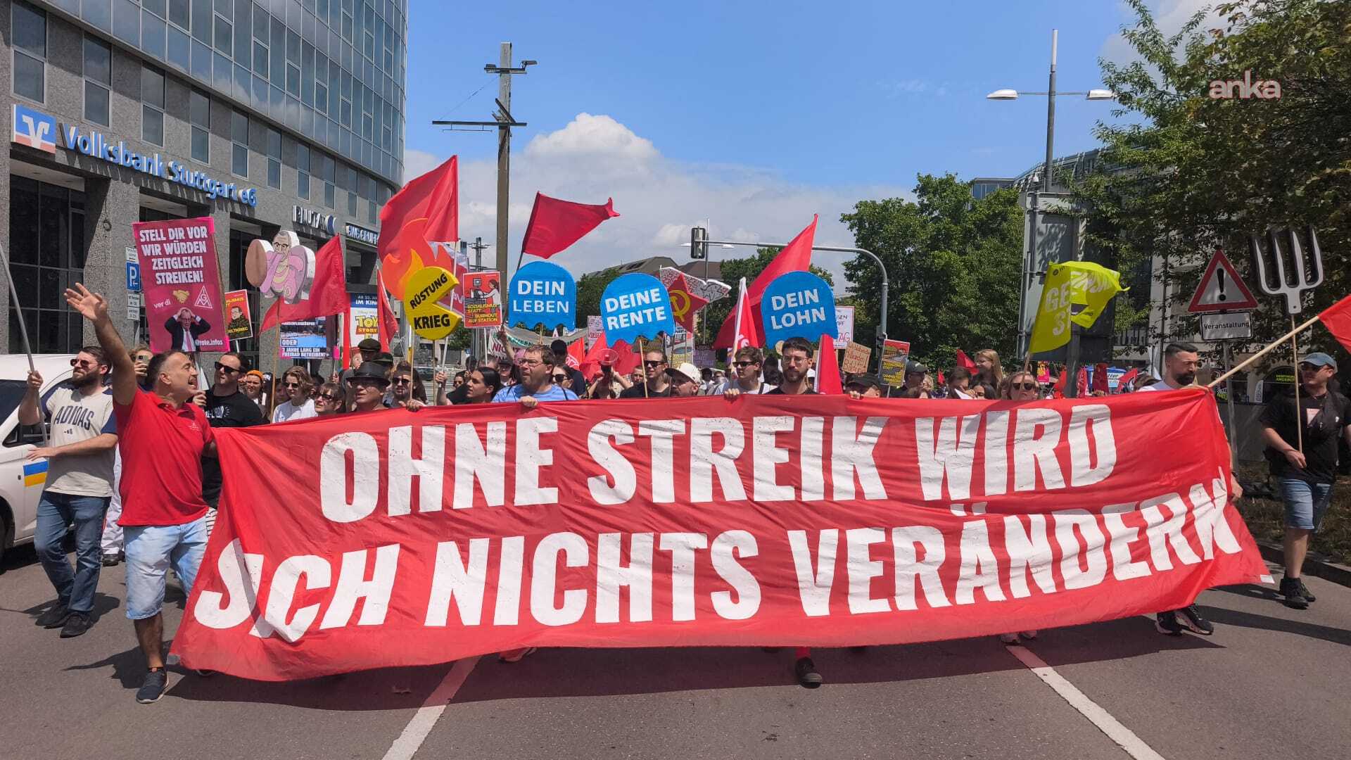 Almanya'nın Stuttgart kentinde sosyal harcamalardaki kesintiler protesto edildi