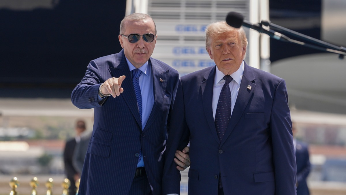 ABD Başkanı Trump ve heyetini taşıyan uçak Ankara'ya indi