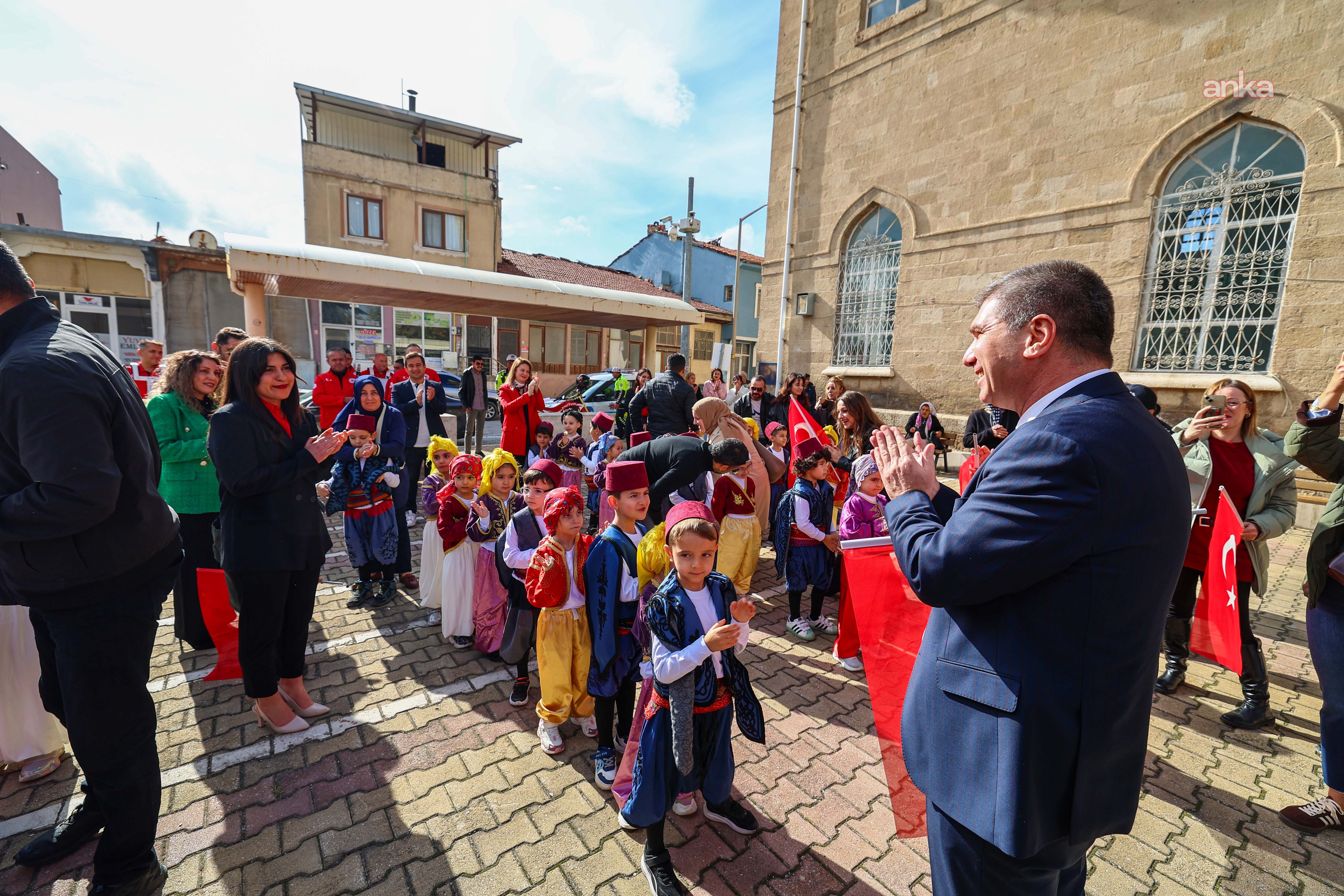 Burdur'da Cumhuriyet coşkusu miniklerin kortejiyle sokaklara taştı