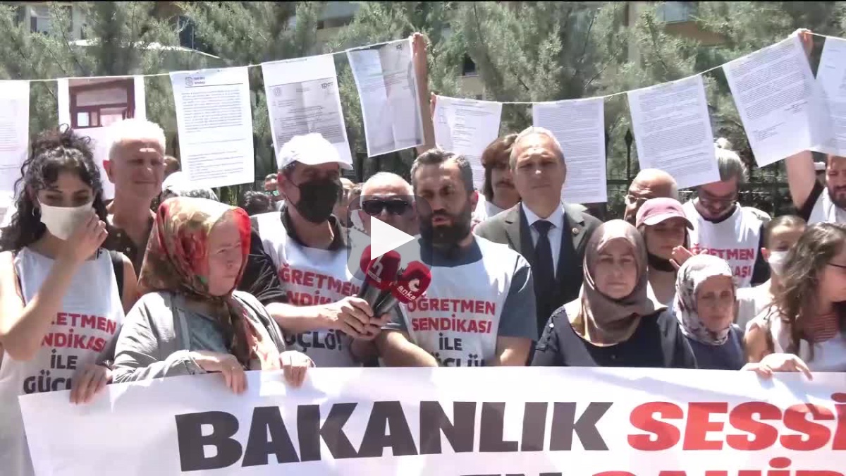 Açlık grevindeki öğretmenler Milli Eğitim Bakanlığı'na yürüdü