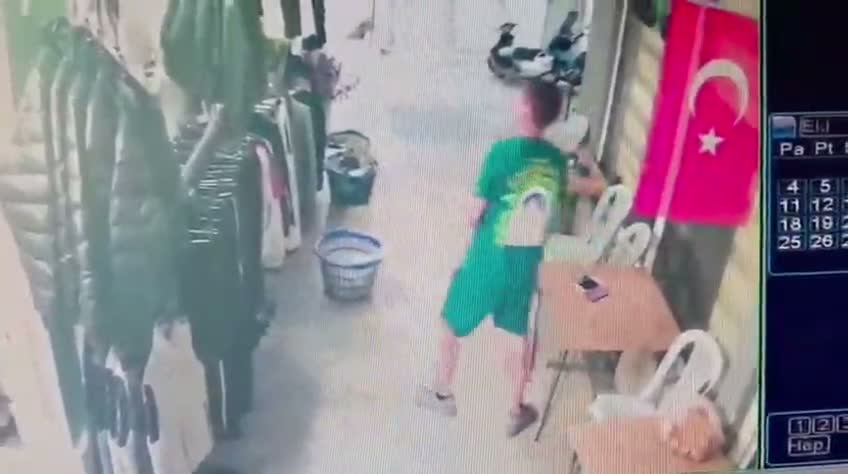 Marmaris’te mont ve pantolon alan İngiliz turist kamera görüntülerinden yakalandı