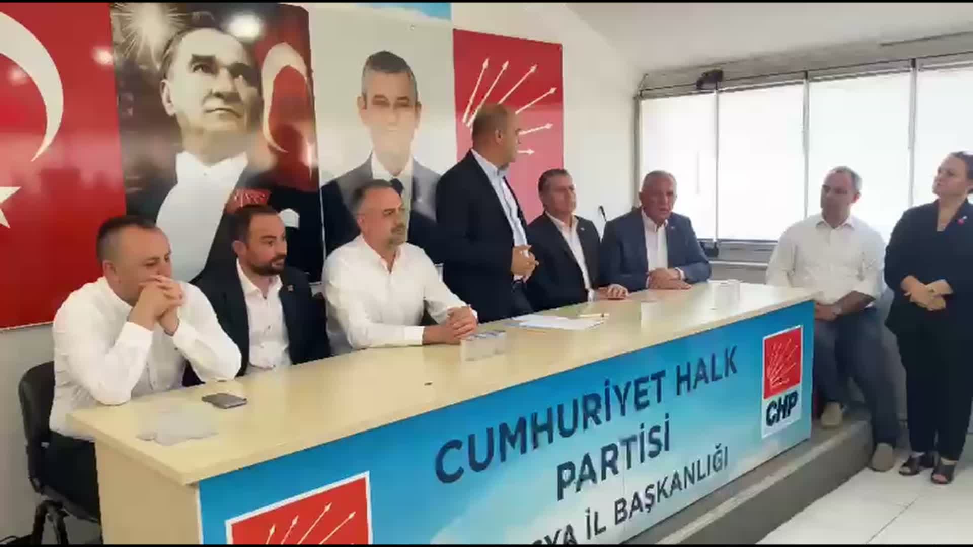 "Milleti, partinin seçime girememe riskine karşı alternatifsiz bırakamayız"