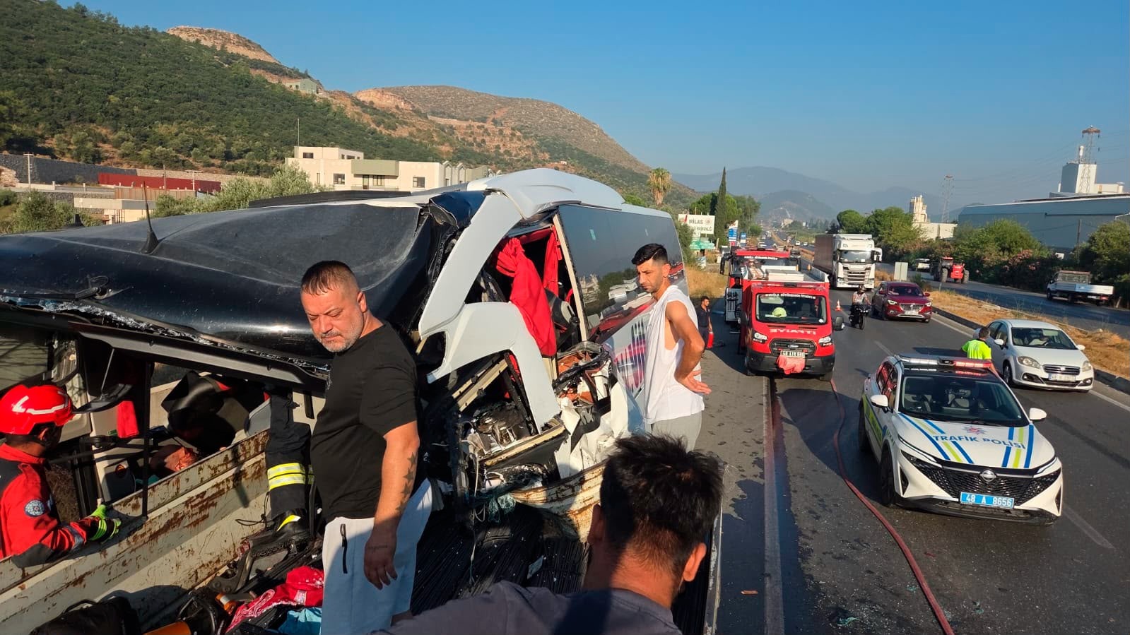 Muğla'da yolcu otobüsü TIR’a çarptı: 2 ölü, 17 yaralı