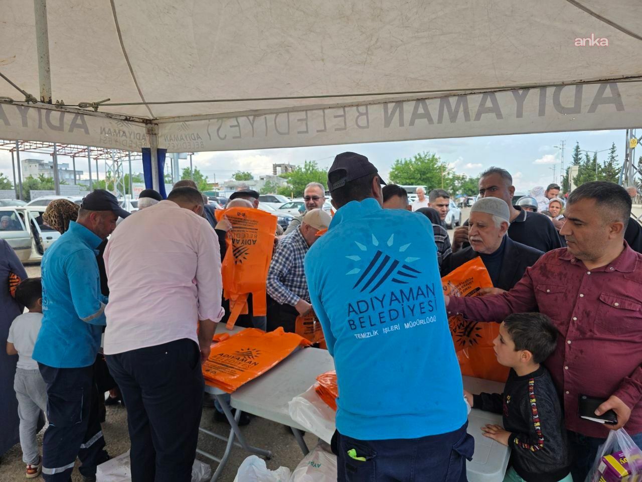 Adıyaman'da bayram öncesi vatandaşlara kurban poşeti dağıtıldı