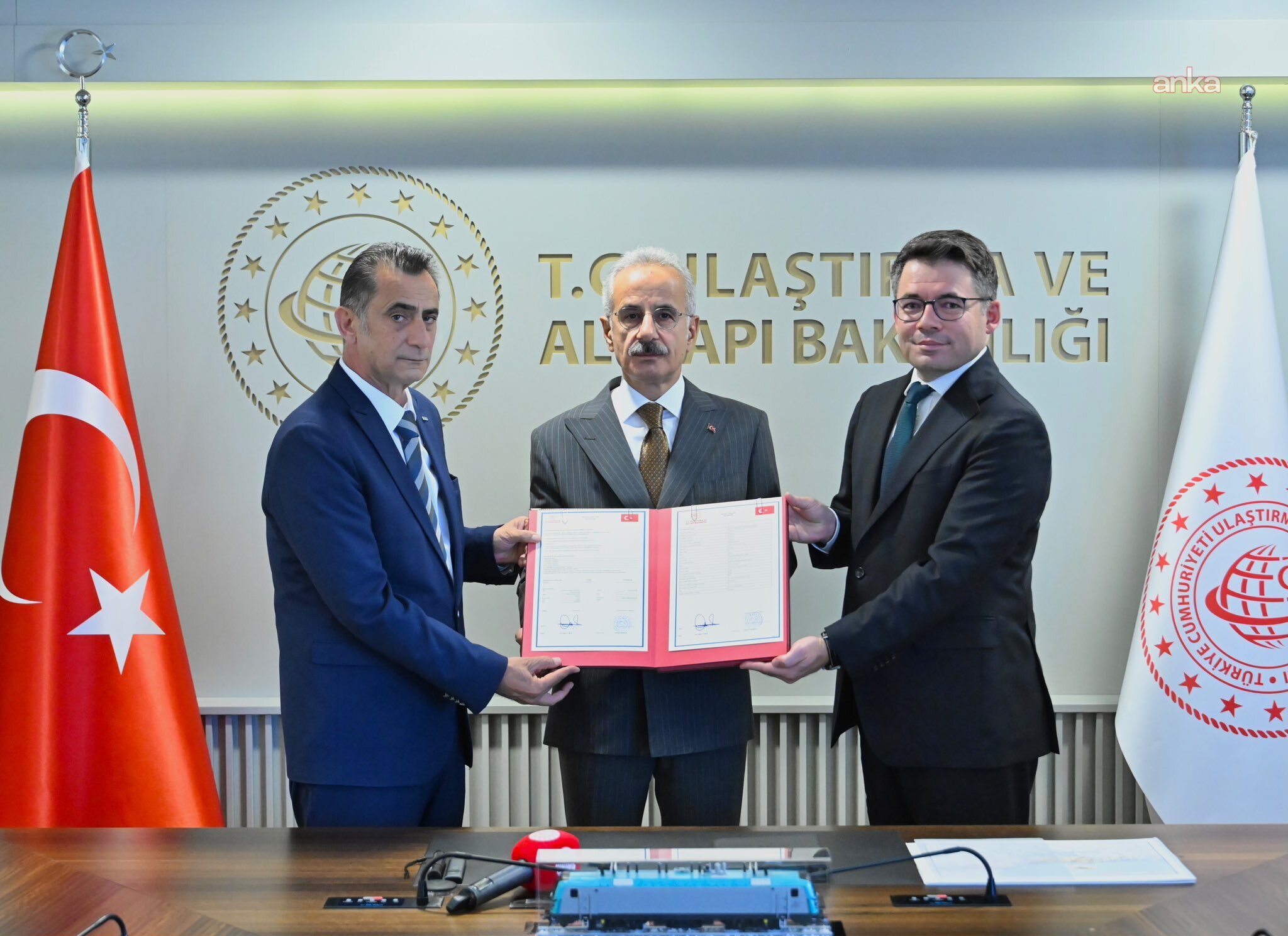 Bakan Uraloğlu: "Yerli ve milli lokomotif E5000, AB sertifikasyon sürecini tamamladı"