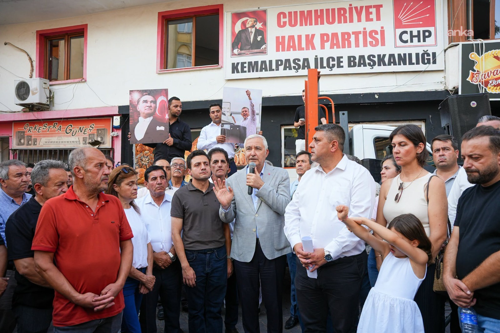 İzmir'de Kemalpaşa, Gaziemir, Konak, Karaburun belediye başkanları ile Güzelbahçe Belediye Başkan Vekili CHP'den istifa etti