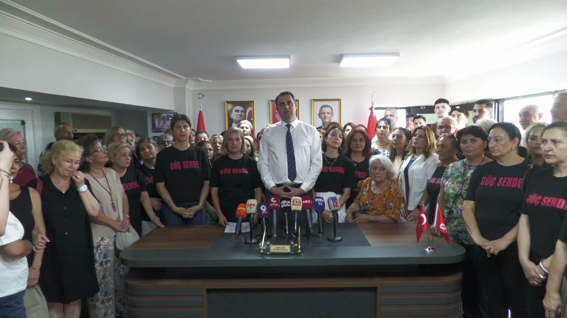İzmir'de CHP İl Kadın Kolları Başkanı Kurun'un görevden alınmasına tepki