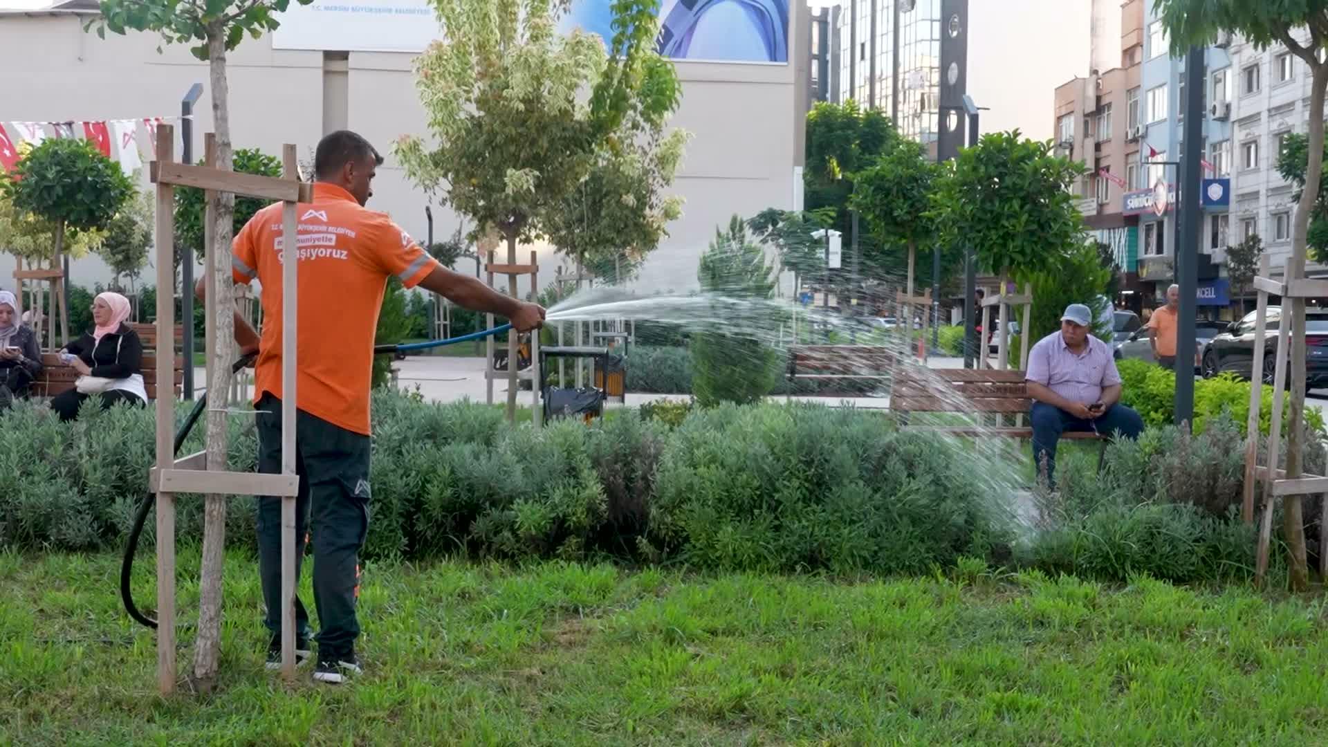 Mersin Büyükşehir Belediyesi'nin "Kırmızı Lacivert Kent Meydanı"na yurttaştan tam not