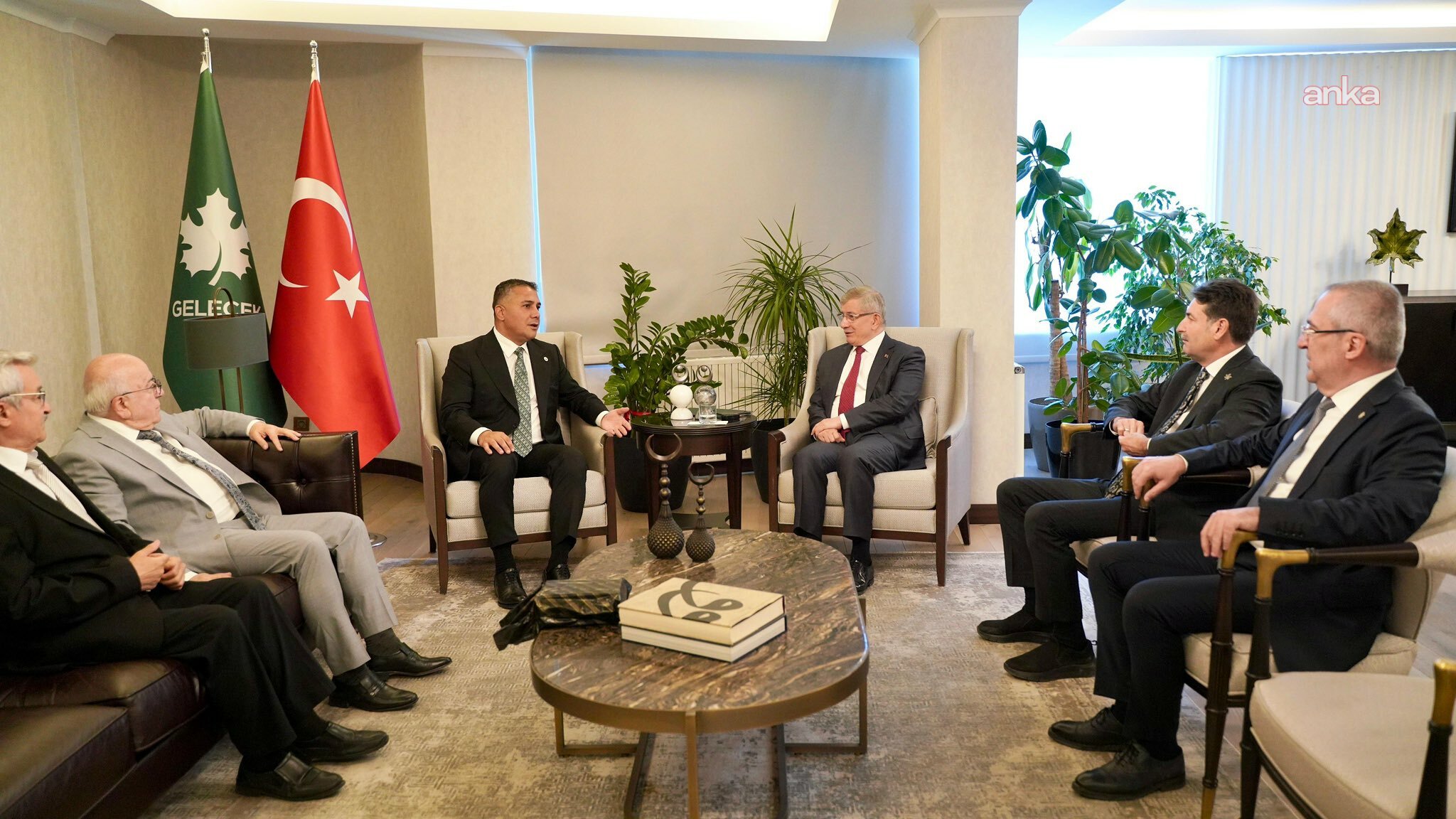 Gelecek Partisi Genel Başkanı Davutoğlu, Yerli ve Milli Parti Genel Başkanı Mutlu ile bir araya geldi