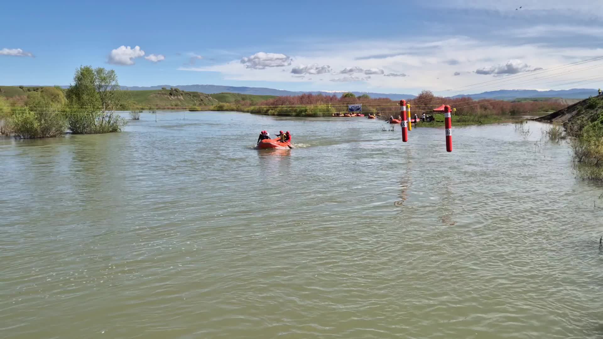 Bingöl’de liseler arası rafting yarışında 400 sporcu Murat Nehri’nde kürek çekti