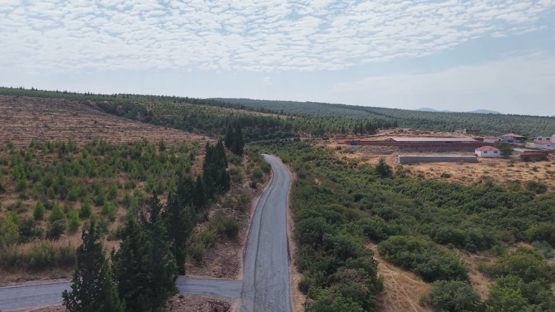 Kınık’ta 5 mahalleyi birbirine bağlayan yollar yenilendi