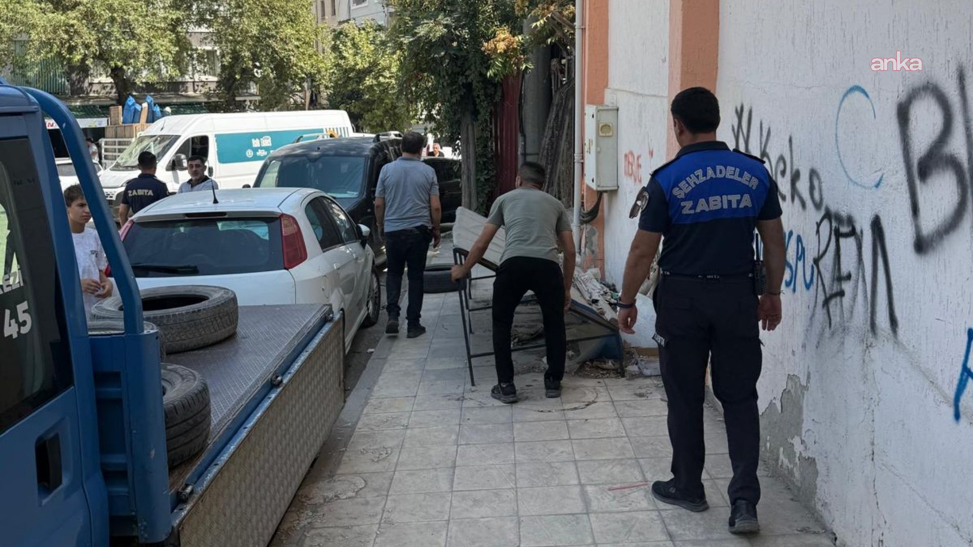 Şehzadeler Belediyesi zabıtasından kaldırım işgaline karşı denetim