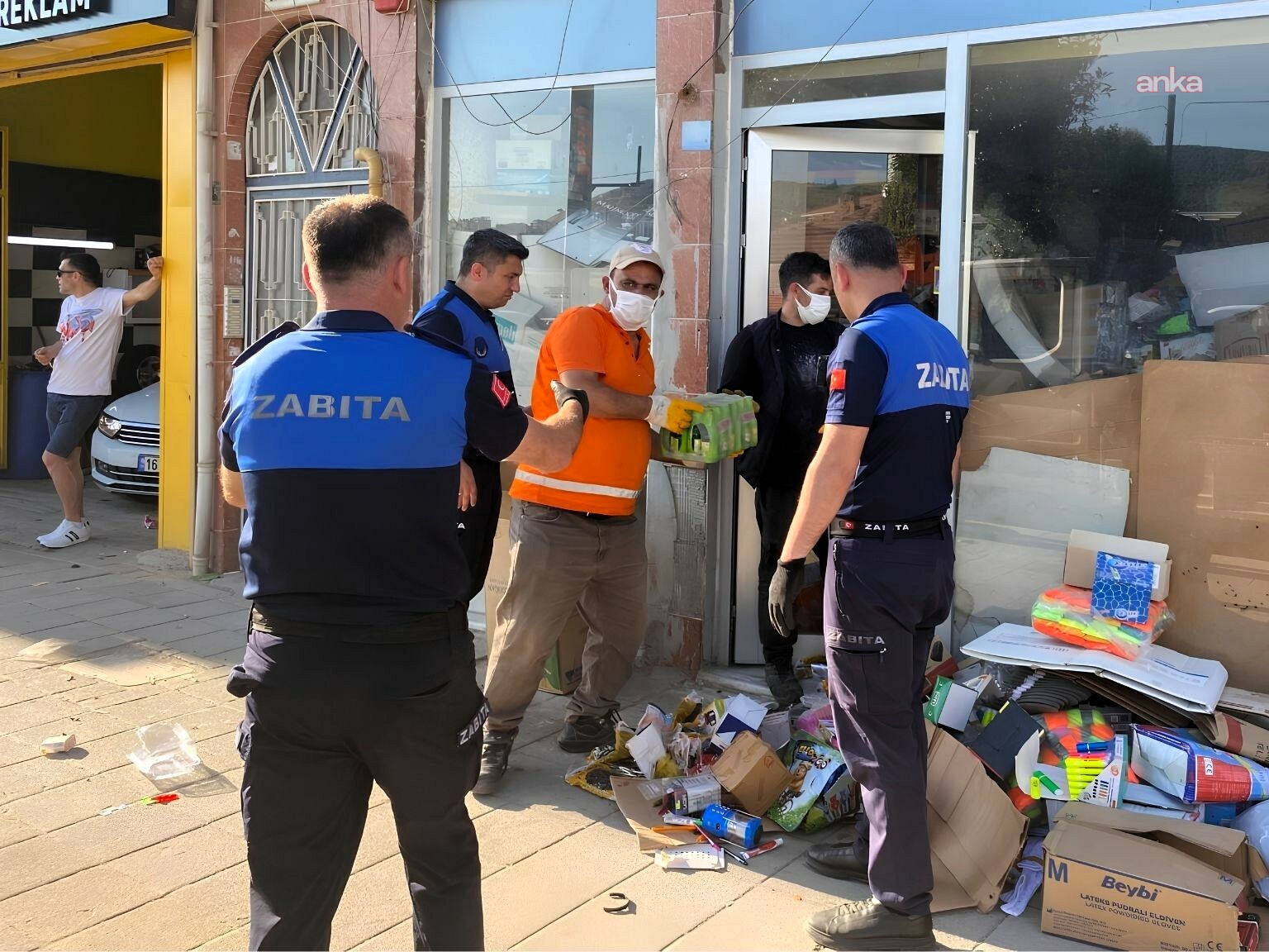 Gemlik Zabıtası'ndan halk sağlığını tehdit eden depoya baskın
