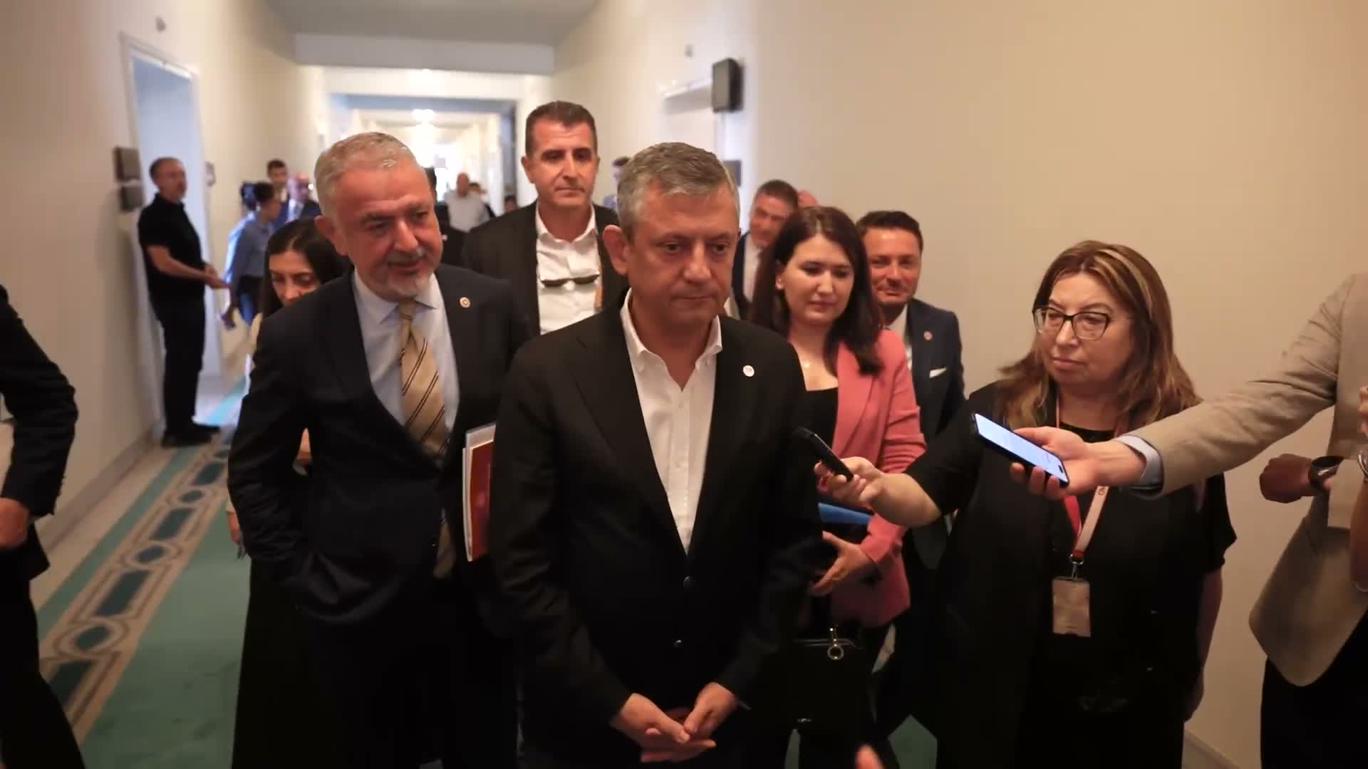 Özgür Özel: Bu meselenin Meclis zemininde çözülmesine yönelik geçmişten beri takındığımız tutumumuzu sürdüreceğiz