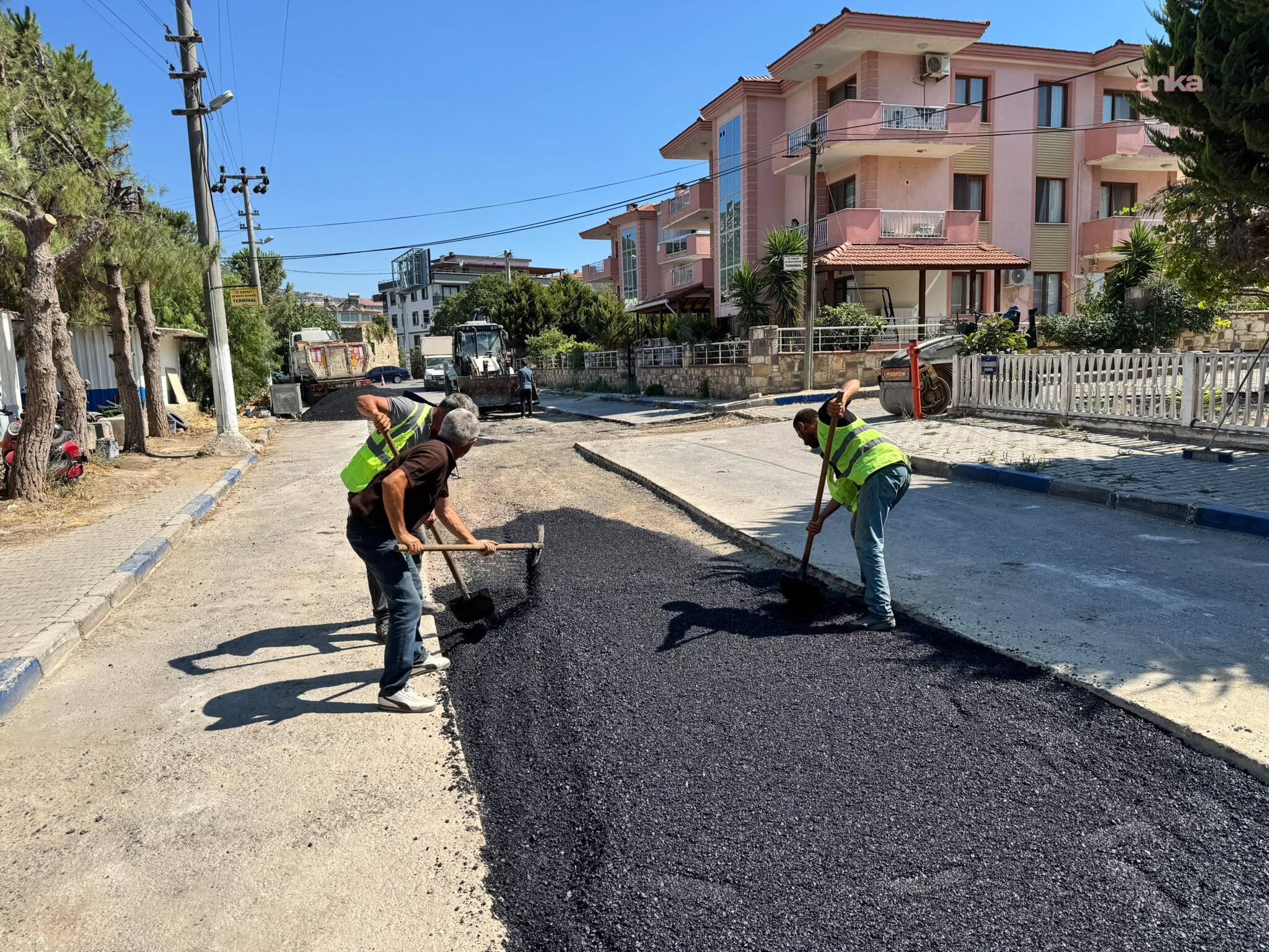 Foça Belediyesi Yenifoça'da asfalt serim çalışmalarını sürdürüyor