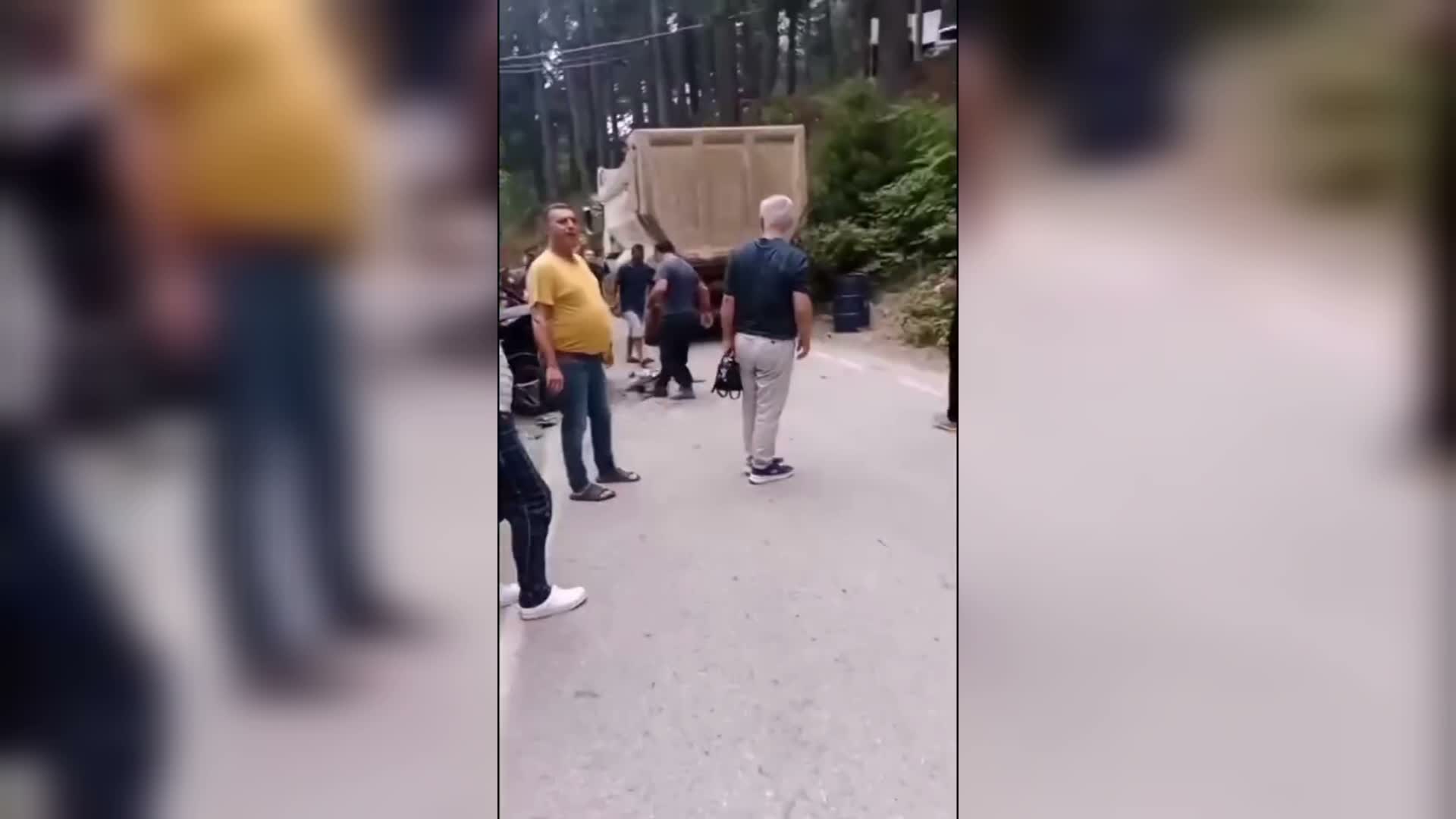 Hatay’da hafriyat kamyonu ile otomobil çarpıştı: 9 yaralı