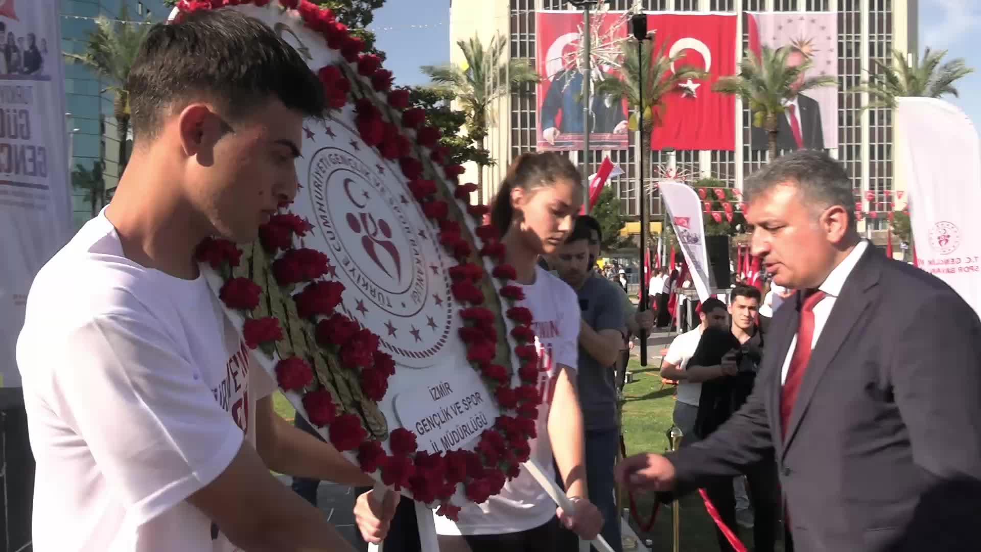 İzmir’de 19 Mayıs coşkusu... Cumhuriyet Meydanı’nda renkli kutlamalar
