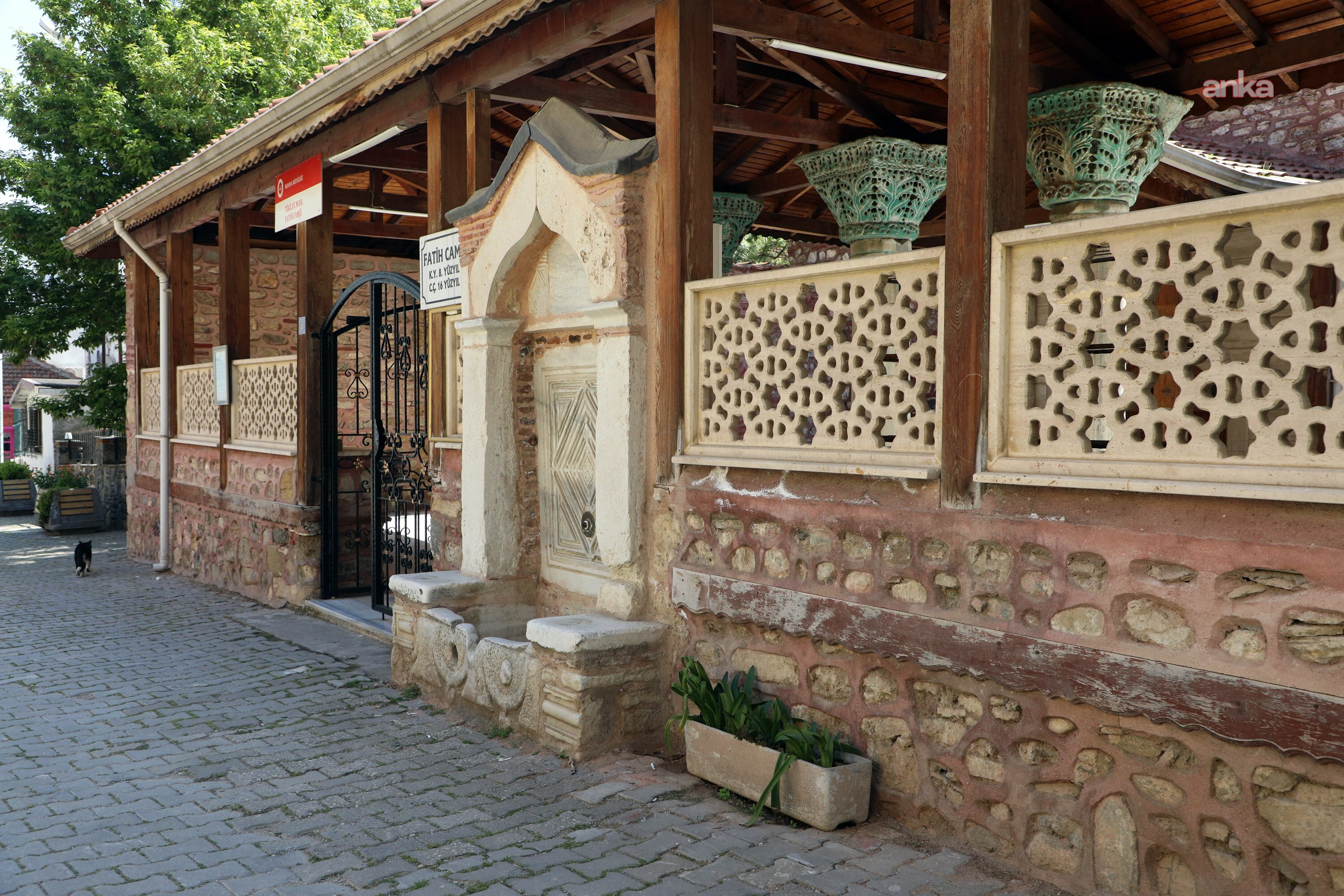 Mudanya'da Osmanlı dönemine ait mezar taşları ve tarihi çeşmeler kayıt altına alınıyor