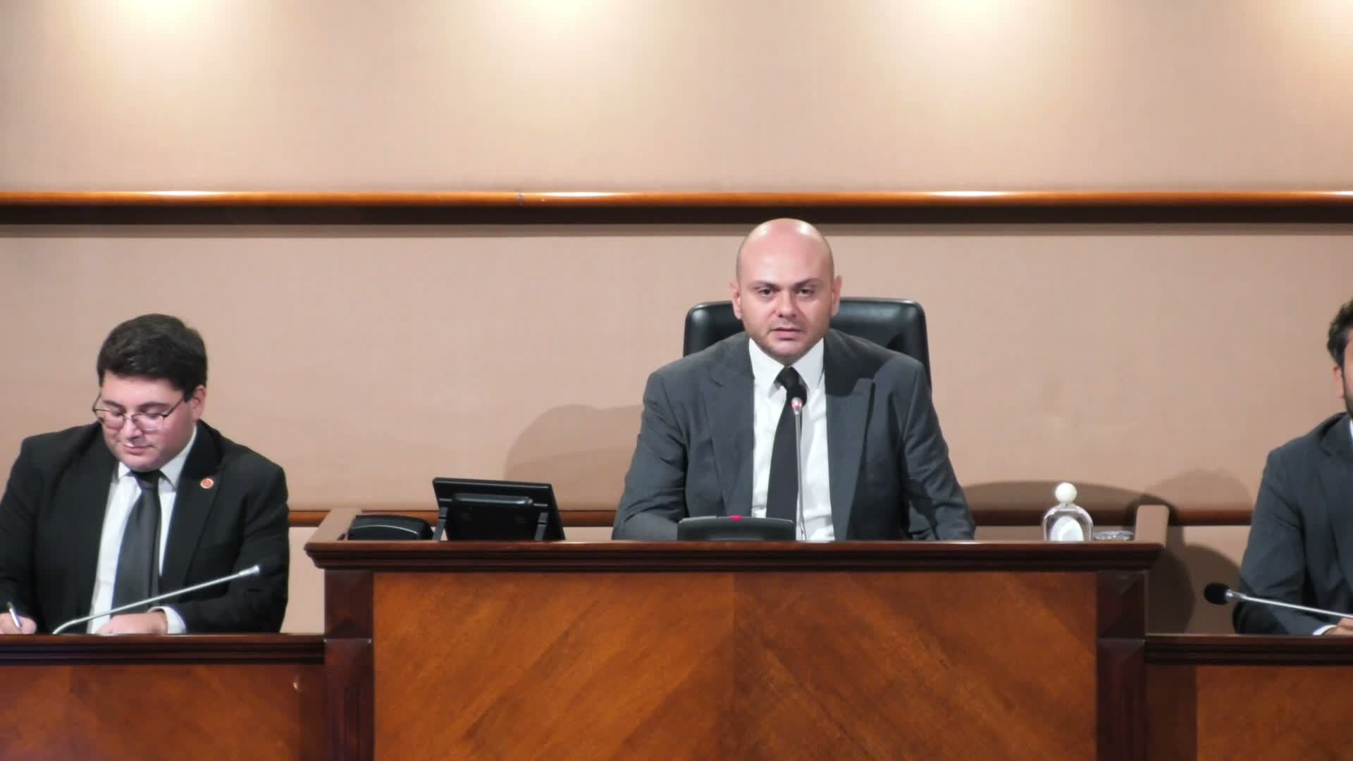 İBB Meclisi Eylül Ayı Toplantısı... CHP’den istifa eden meclis üyesini AK Parti’li meclis üyeleri tebrik etti