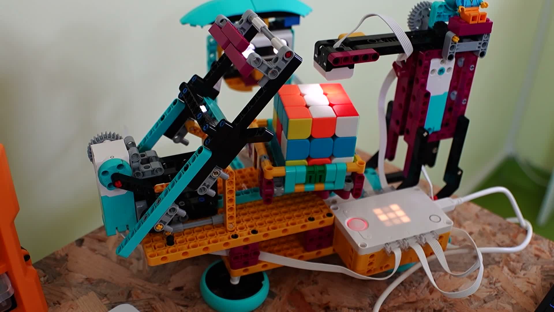 Mersin Büyükşehir Belediyesi’nin minik mucitleri “Rubik Küp Çözen Robot” tasarladı