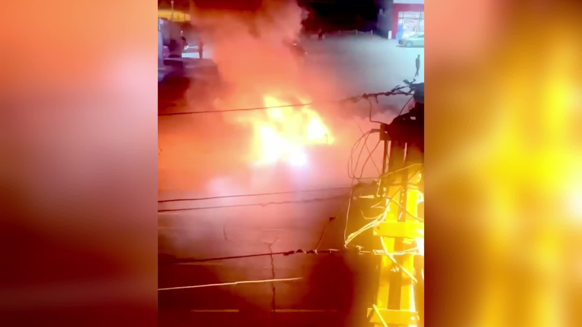 Yüksekova’da seyir halindeki araç alev aldı: Baba ve 2 oğlu yaralandı