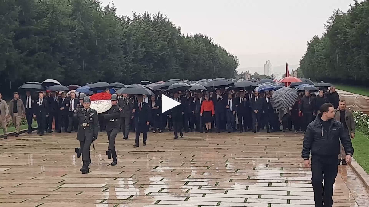 Özgür Özel, PM ve YDK üyeleriyle birlikte Anıtkabir'i ziyaret etti: "Kuşatılan mirası koruma görevi, YENİ Parti’nin kadrolarına emanettir"