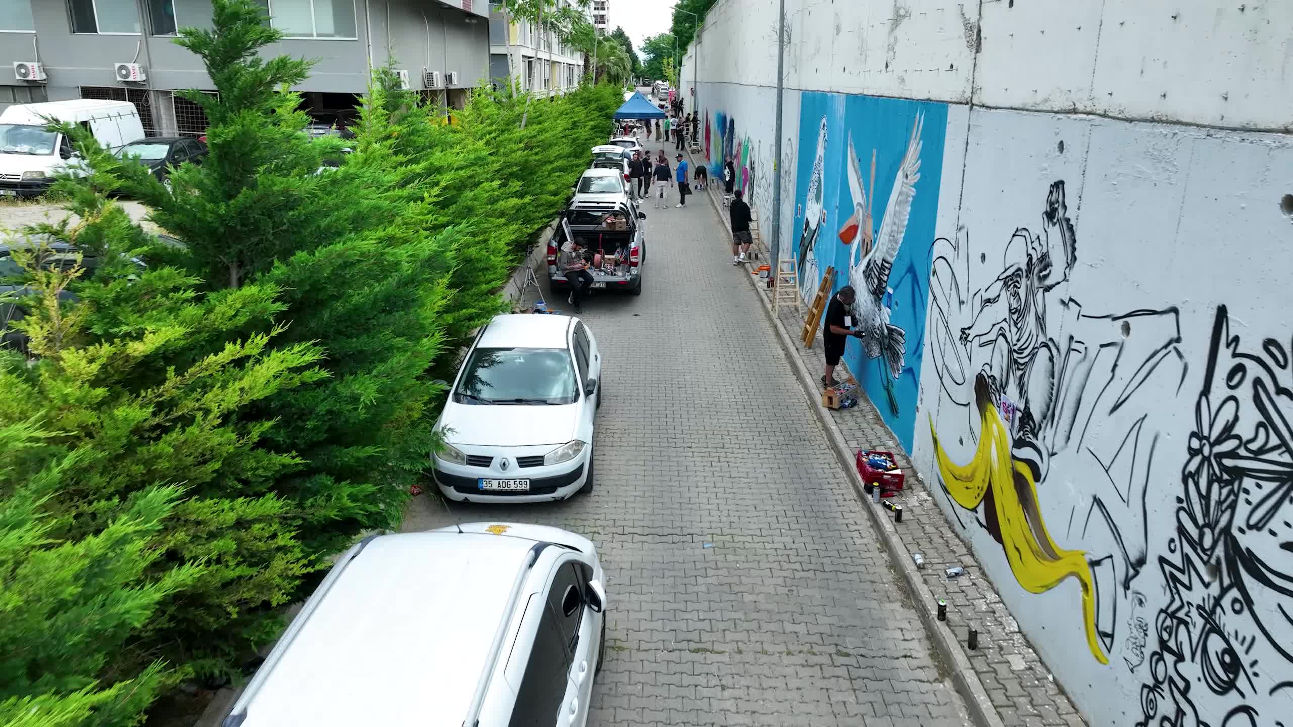 Buca’da duvarlar açık hava galerisine dönüştü