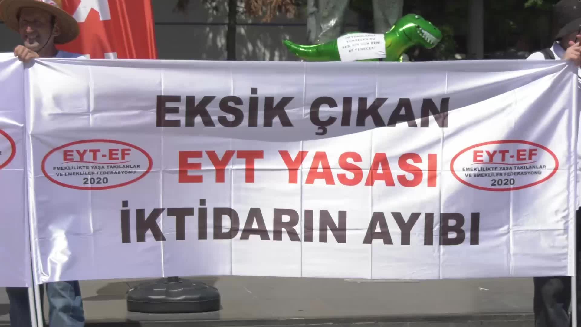 EYT’lilerden eylem: “Seçim öncesi verilen bir parmak bala razı olmayacağız"