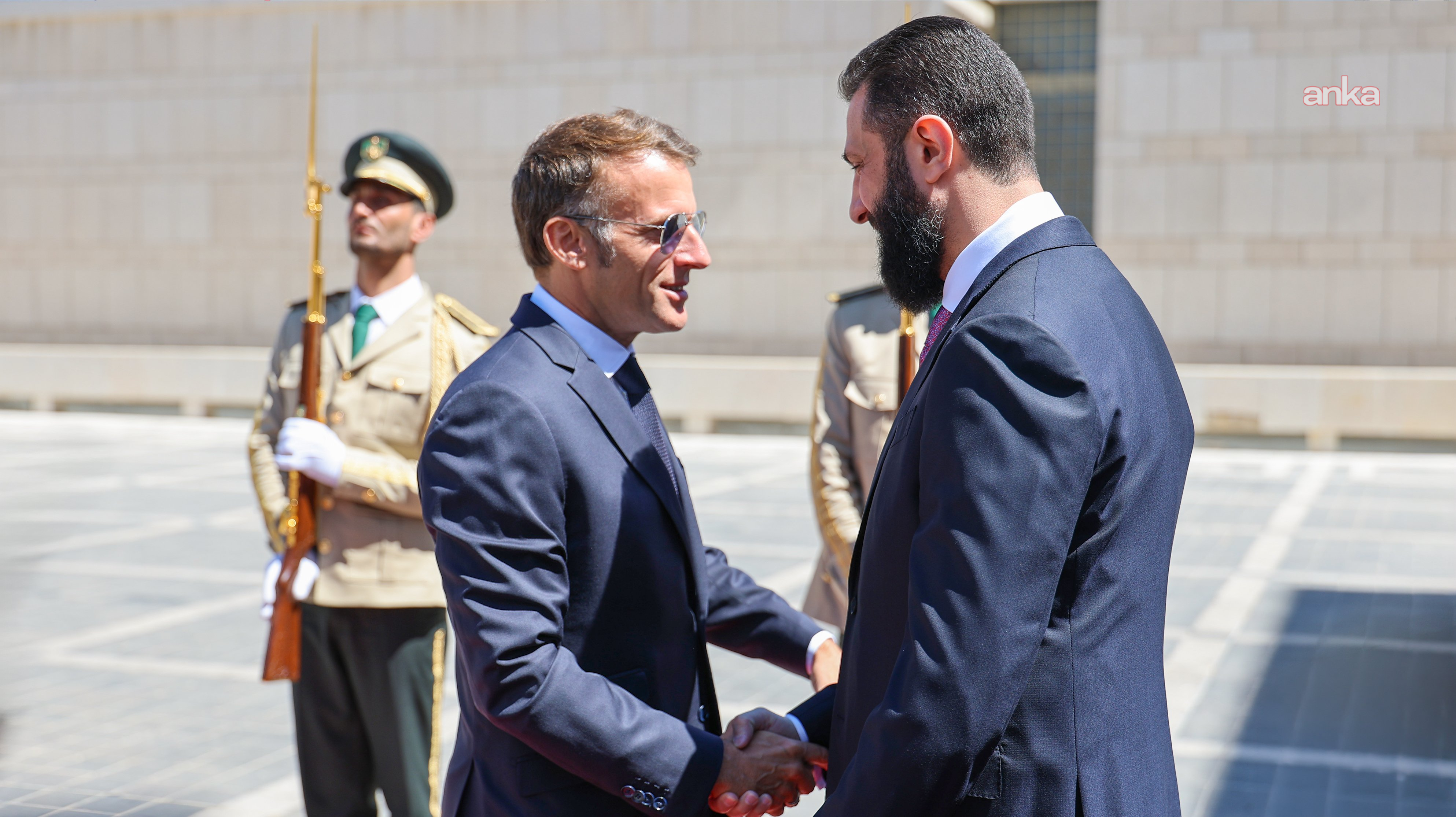 Suriye Cumhurbaşkanı Şara, Fransız mevkidaşı Macron ile bir araya geldi