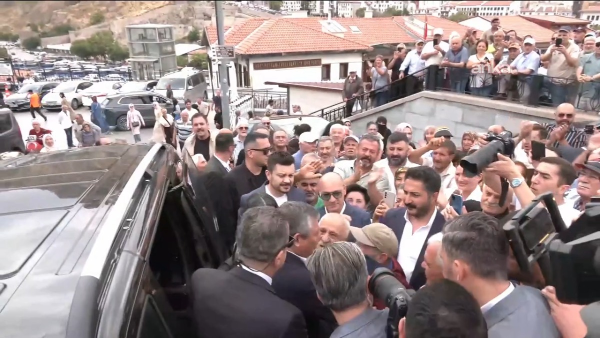 Özgür Özel'e Hacı Bayram-ı Veli Camisi'nde yoğun ilgi