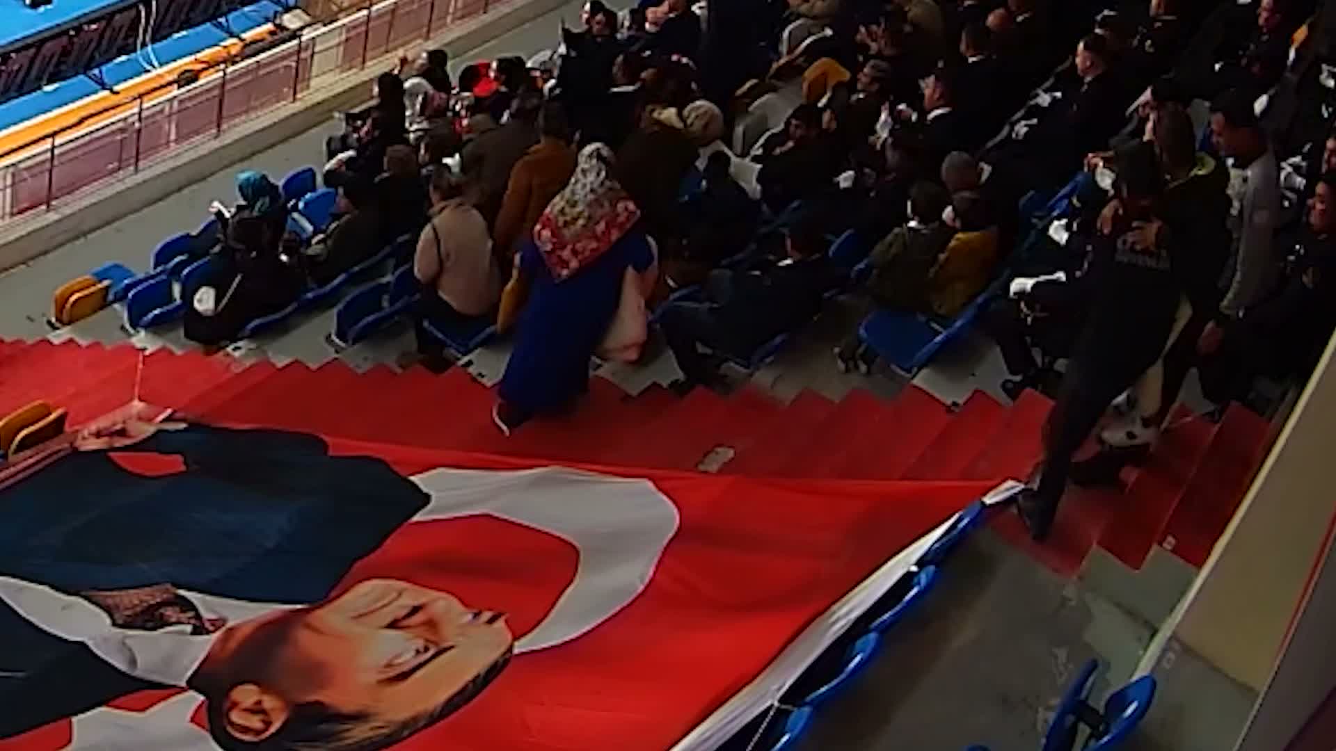 Aksaray'da 29 Ekim töreninde örnek davranış: Güvenlik görevlisi, engelli çocuğu kucağında taşıdı