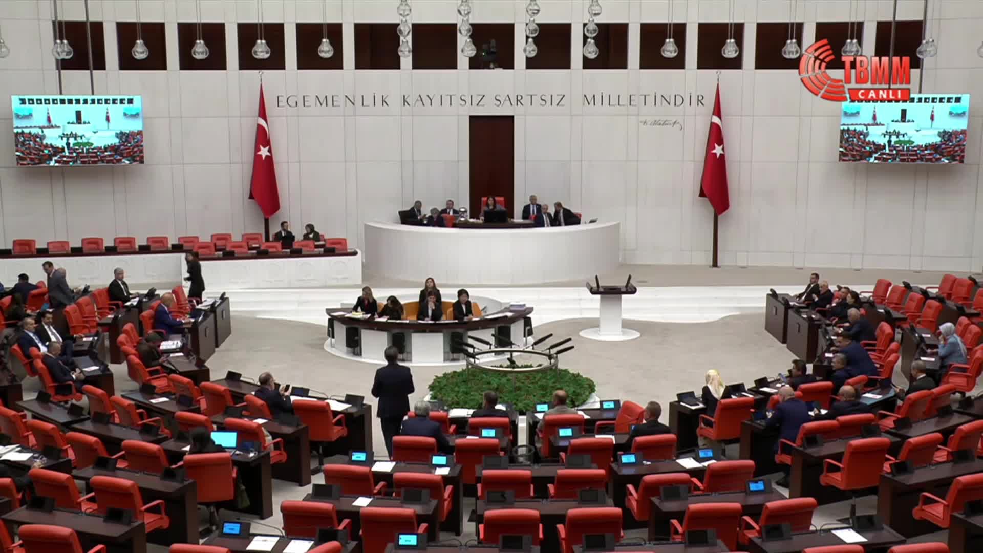 Meclis çalışma takvimi değişti... CHP'li Emir: Elli yıl sonra şunu okuyanlar 'Bunlar kendilerini Superman mi zannediyor' diyecekler