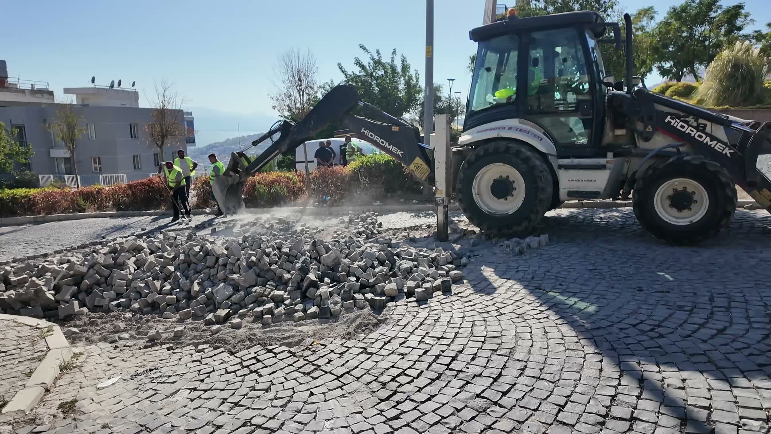 Bornova'da tehlike arz eden yol geçici olarak güvenceye alındı