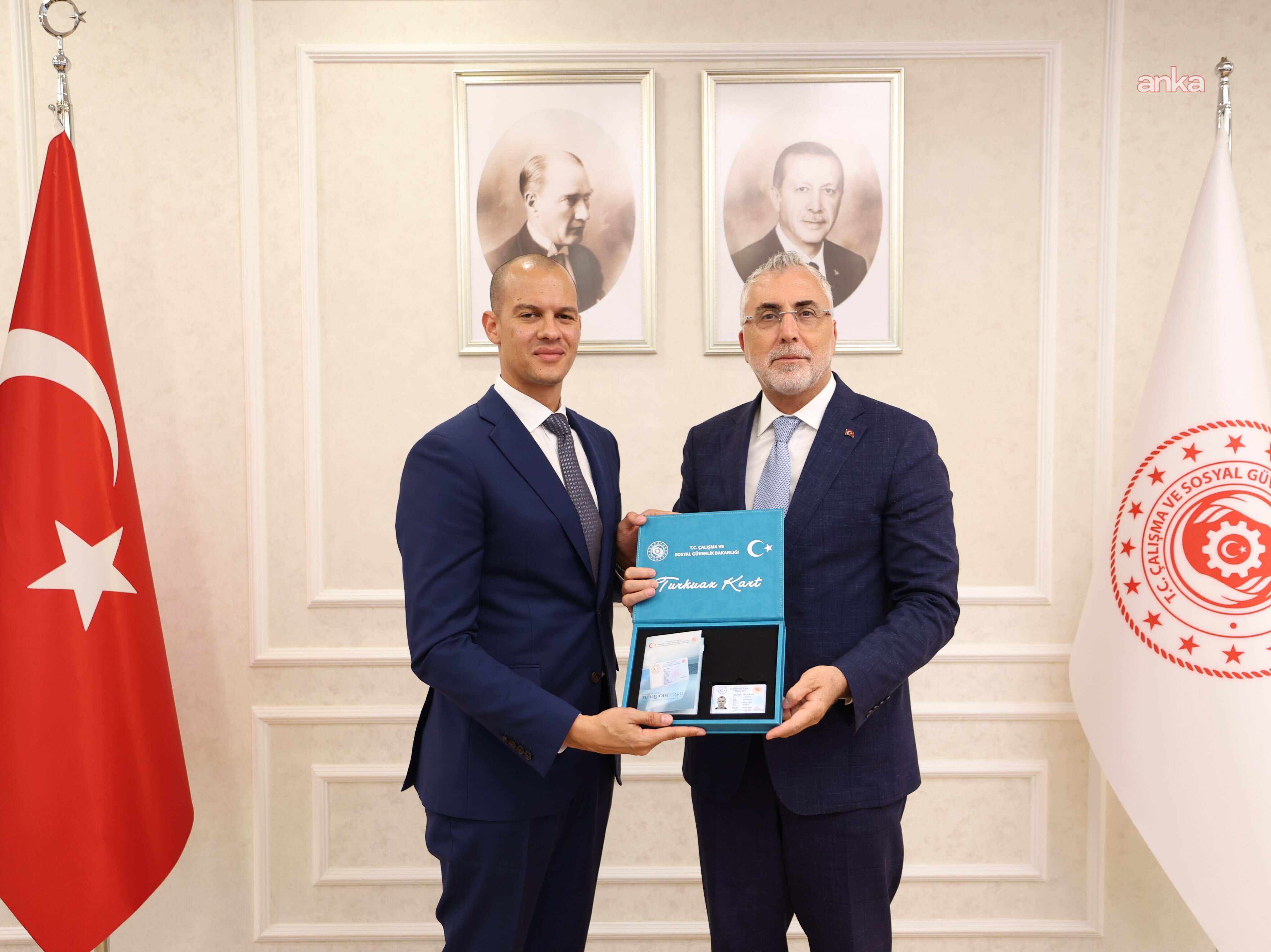 Bakan Işıkhan, Uber Türkiye yöneticisine Turkuaz Kart verdi