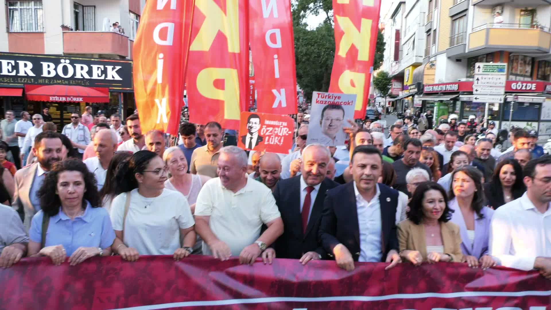 Başkanın AK Parti'ye geçtiği Çekmeköy'de "Millet İradesine Saygı Yürüyüşü" düzenlendi... Özgür Çelik: Millet, iradesine saygısızlığa demokrasi tokadıyla cevap verecektir