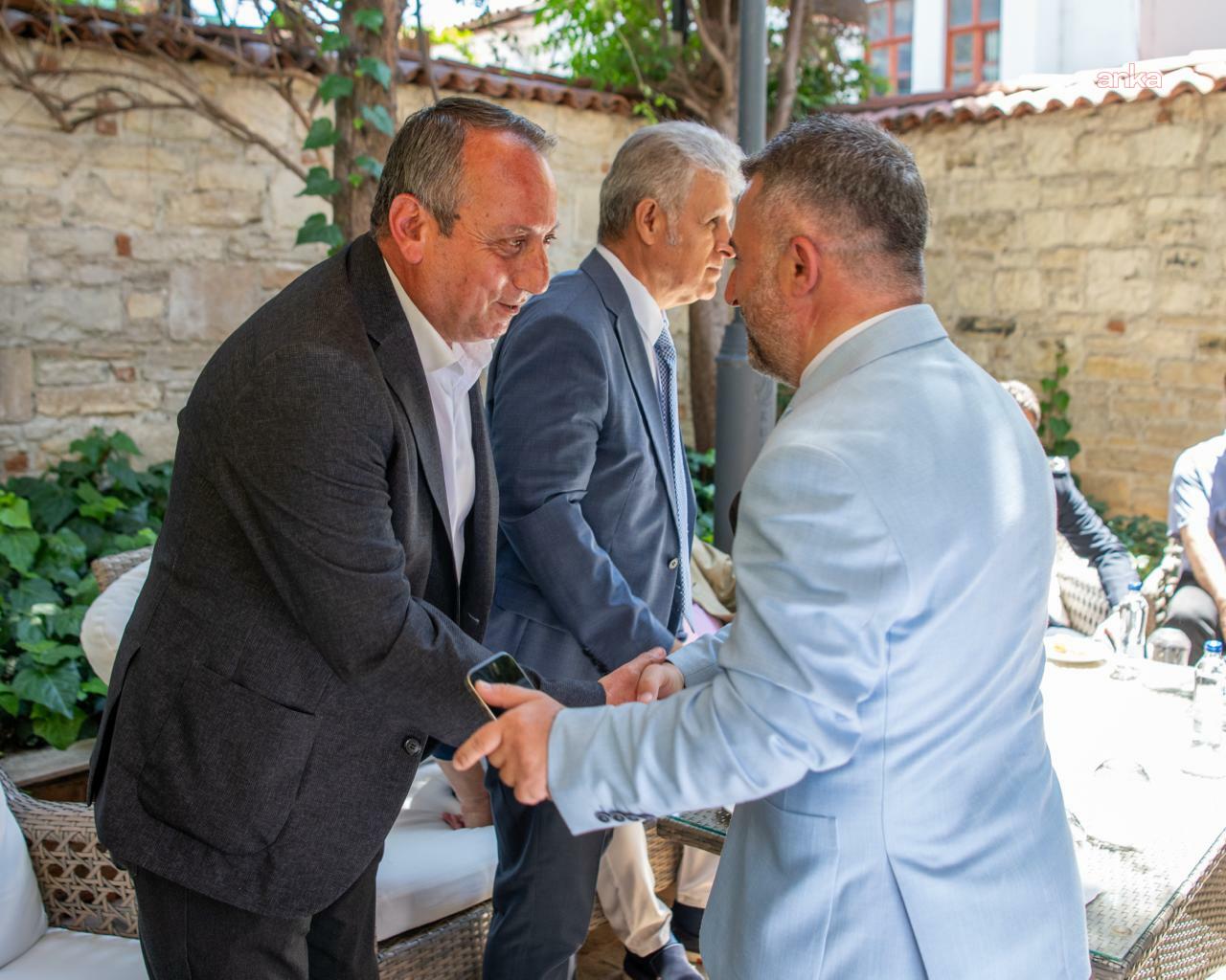 Kuşadası protokolü, vatandaşlarla bayramlaştı